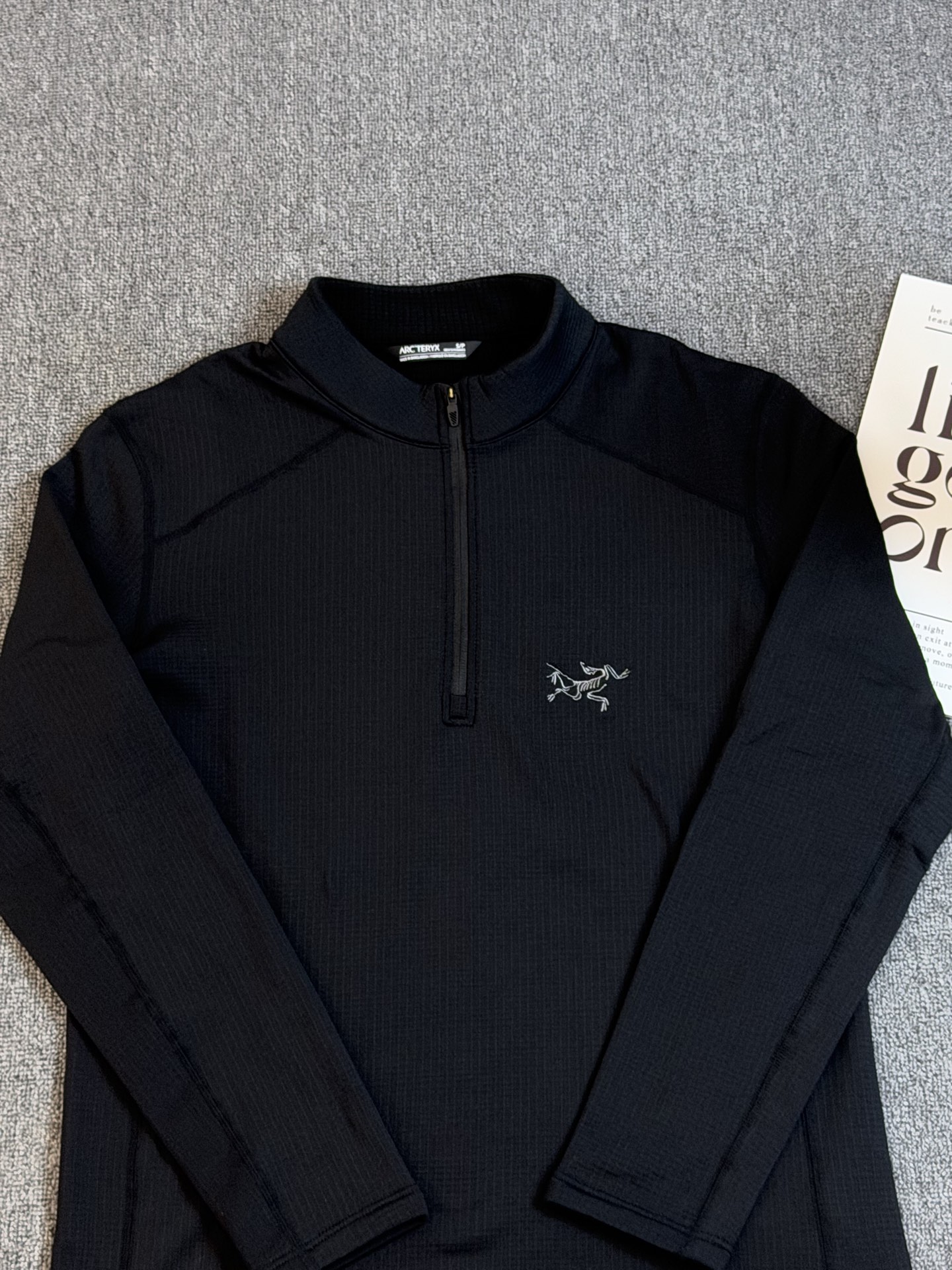 💰165 刺绣版
ARCTERYX 始祖鸟 2025秋季新款
内里拉绒户外经典男士RHO LT系列运动健身休闲弹力超柔轻量针织长袖薄绒内里套头半拉链拉链口袋抓绒!
原版 随意对比 独家臻品 品质至上 热卖爆款长袖!
打底保暖可外穿的实穿款!科技面料内里超柔轻薄拉绒,功能版型:极度保暖,吸湿排汗,高弹亲肤舒适!领口压条压胶工艺,胸前口袋激光定位切割压胶!反光压胶logo,整件全4针6线走线,全部高弹丝弹力线,配合面料属性!!使得整件伸张毫无压力!触感糯软舒适,具有优质的拉伸性,减少肌肤摩擦感,贴身非常舒适!外穿内搭均可
颜色:黑色 蓝色 米咖色
尺码:S-XXL
衣长 胸围 肩宽 建议体重
S 69 106 45 100-120
M 72 114 48.5 120-140
L 74 118 50 140-160
XL 76 122 51.5 160-180
XXL 78 124 53 180-200