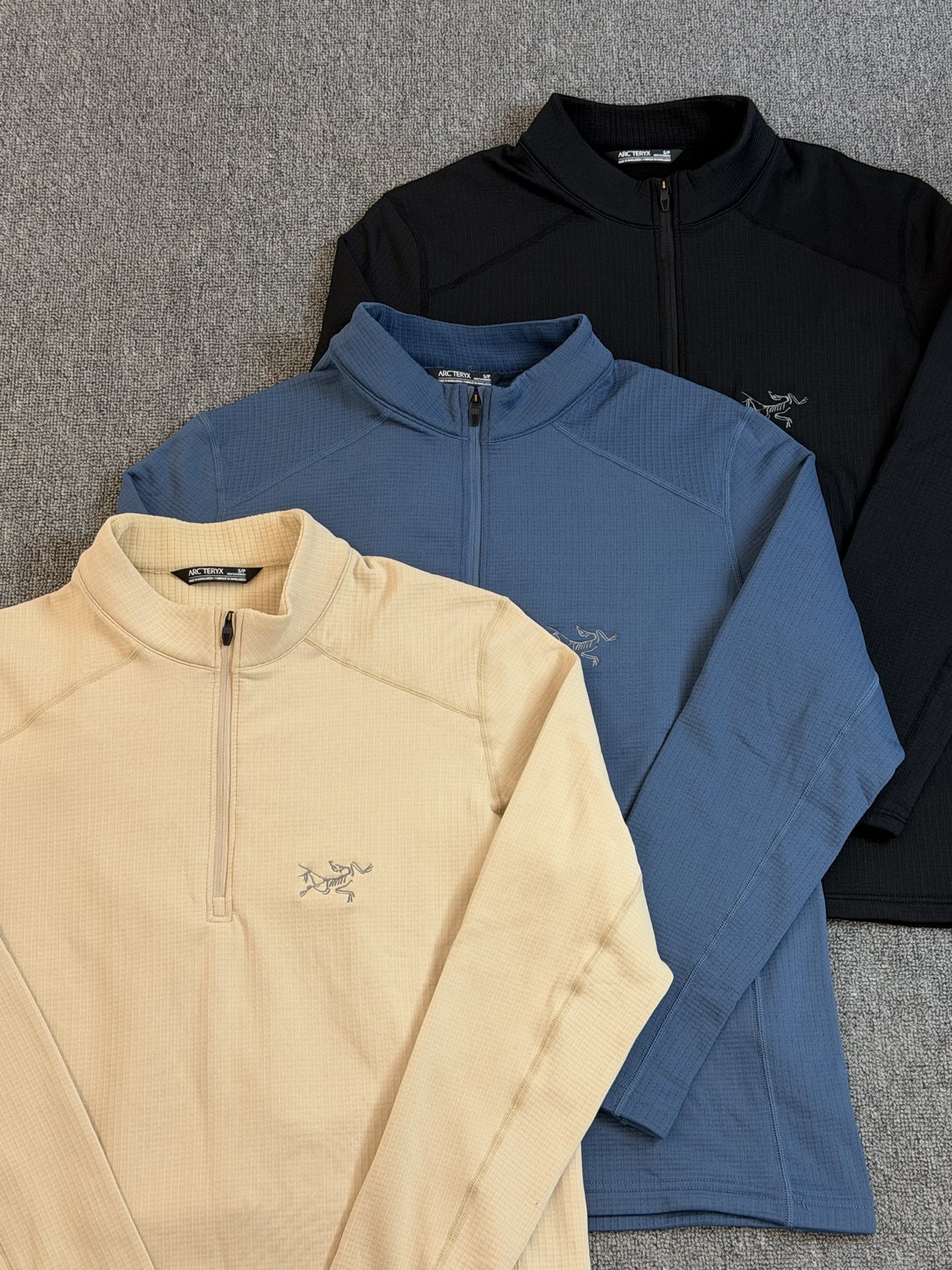 💰165 刺绣版
ARCTERYX 始祖鸟 2025秋季新款
内里拉绒户外经典男士RHO LT系列运动健身休闲弹力超柔轻量针织长袖薄绒内里套头半拉链拉链口袋抓绒!
原版 随意对比 独家臻品 品质至上 热卖爆款长袖!
打底保暖可外穿的实穿款!科技面料内里超柔轻薄拉绒,功能版型:极度保暖,吸湿排汗,高弹亲肤舒适!领口压条压胶工艺,胸前口袋激光定位切割压胶!反光压胶logo,整件全4针6线走线,全部高弹丝弹力线,配合面料属性!!使得整件伸张毫无压力!触感糯软舒适,具有优质的拉伸性,减少肌肤摩擦感,贴身非常舒适!外穿内搭均可
颜色:黑色 蓝色 米咖色
尺码:S-XXL
衣长 胸围 肩宽 建议体重
S 69 106 45 100-120
M 72 114 48.5 120-140
L 74 118 50 140-160
XL 76 122 51.5 160-180
XXL 78 124 53 180-200