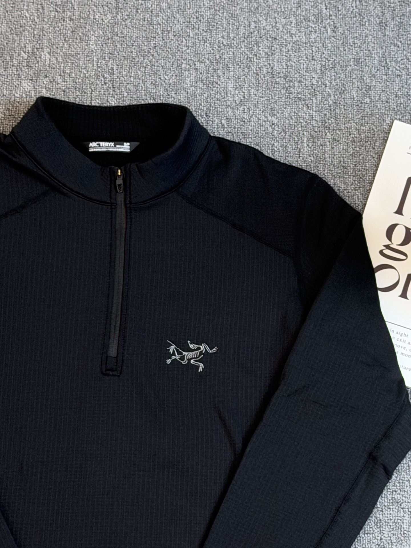 💰165 刺绣版
ARCTERYX 始祖鸟 2025秋季新款
内里拉绒户外经典男士RHO LT系列运动健身休闲弹力超柔轻量针织长袖薄绒内里套头半拉链拉链口袋抓绒!
原版 随意对比 独家臻品 品质至上 热卖爆款长袖!
打底保暖可外穿的实穿款!科技面料内里超柔轻薄拉绒,功能版型:极度保暖,吸湿排汗,高弹亲肤舒适!领口压条压胶工艺,胸前口袋激光定位切割压胶!反光压胶logo,整件全4针6线走线,全部高弹丝弹力线,配合面料属性!!使得整件伸张毫无压力!触感糯软舒适,具有优质的拉伸性,减少肌肤摩擦感,贴身非常舒适!外穿内搭均可
颜色:黑色 蓝色 米咖色
尺码:S-XXL
衣长 胸围 肩宽 建议体重
S 69 106 45 100-120
M 72 114 48.5 120-140
L 74 118 50 140-160
XL 76 122 51.5 160-180
XXL 78 124 53 180-200