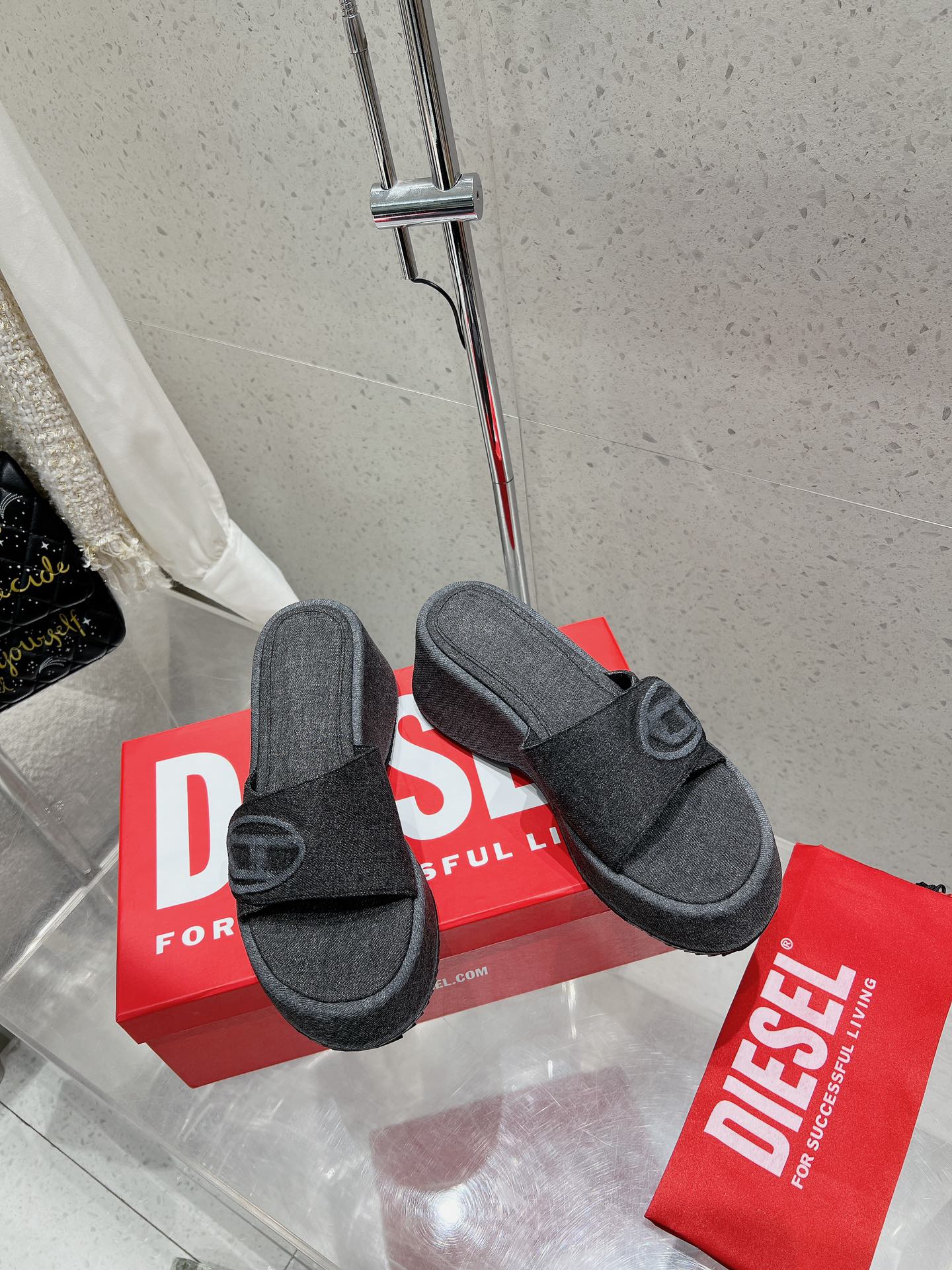 NO:441843,Diesel niche trendy brand thick-soled slippers. Who hasn’t owned a diesel matchmaking artifact this year? Have you all bought it?  Whether it is shoes, clothes, bags, they look so beautiful!  Upper is made of cowhide, imported custom denim surface, original rubber sole, size 35-40 (40 custom made without return or exchange), slippers, slippers, cowhide19860909Diesel小众潮牌厚底拖鞋 今年谁还没拥有diesel的搭配神器 你们这群辣妹都入手了吗？无论是鞋子衣服包包都太太太好看了！ 鞋面采用牛皮 进口定制牛仔布面 原版橡胶底 码数35-40（40定做不退换）,拖鞋,slippers,cowhide,Women's Shoes