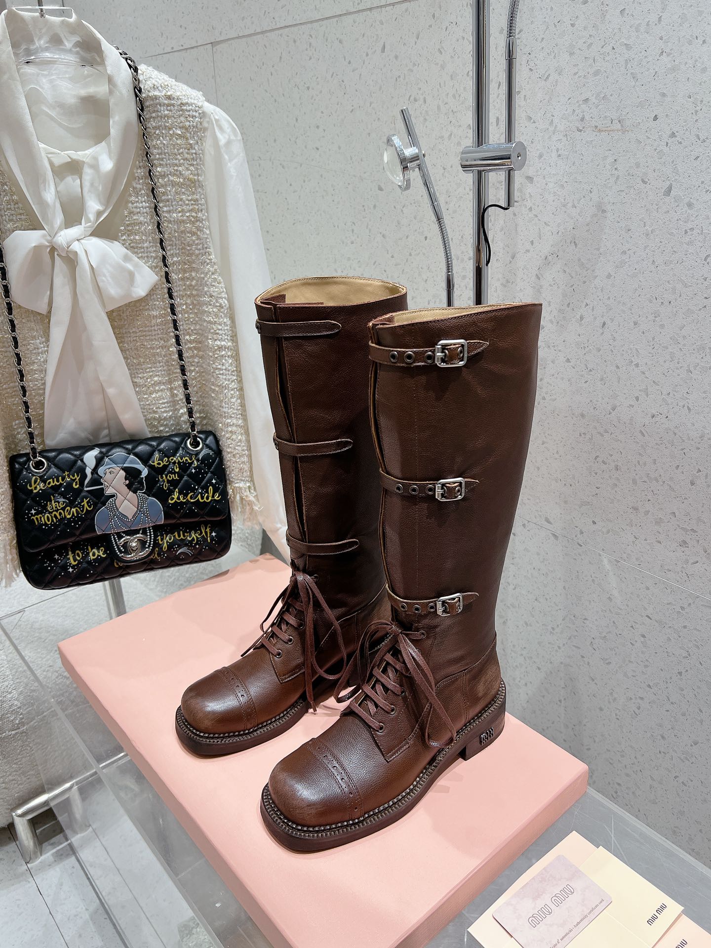 NO:460803,Top version: 400 long boots, Miumiu 2025 autumn and winter show new retro motorcycle boots, the most worth buying boots this year. Many internet celebrities are on the feet. Miumiu is really cool and spicy this autumn and winter limited edition. The counter is very difficult to buy. It looks very hard and is actually very soft and easy to wear!  Excellent feet feel!  The boots are wide and can be worn with thick legs and thin legs, and they can be loose and look straight!  !  Fabric: Soft tree branches and bark, retro rubbing and making aging effect!  Water-dyed cowhide inside, big bottom: original injection molded bottom!  Number of codes 35-40 (40 customization without return and exchange), boots, miumiu, boots, cowhide19860909顶级版 短靴400 长靴 Miumiu 2025秋冬走秀新款复古机车靴 今年最值得入手的靴子 超多网红明星上脚 miumiu今年秋冬确实泰酷辣 秋冬限定款 专柜非常难买 看着很硬的样子 其实非常软巨好穿！脚感超赞！ 靴筒宽大 不管腿粗腿细 都能穿出宽松感而且非常显腿直！！ 面料:植柔树枝皮、复古擦色做旧效果！ 内里水染牛皮 大底:原版注塑底！ 码数35-40（40定制不退换）,靴子,miumiu,boots,cowhide,Women's Shoes