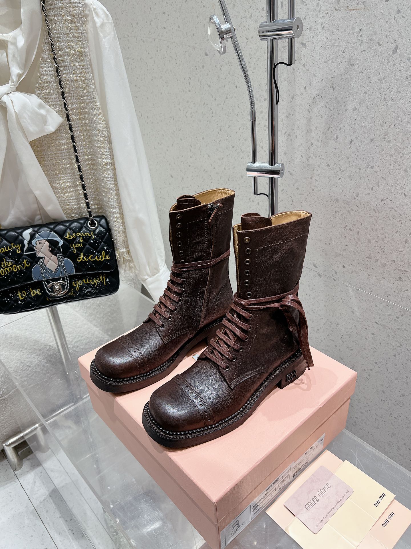 NO:460808,Top version, short boots, long boots 480 Miumiu 2025 autumn and winter show new retro motorcycle boots, the most worth buying boots this year, many internet celebrities are on the feet. Miumiu is really cool and spicy this autumn and winter limited edition, the counter is very difficult to buy, it looks very hard, but it is actually very soft and easy to wear!  Excellent feet feel!  The boots are wide and can be worn with thick legs and thin legs, and they can be loose and look straight!  !  Fabric: Soft tree branches and bark, retro rubbing and making aging effect!  Water-dyed cowhide inside, big bottom: original injection molded bottom!  Number of codes 35-40 (40 customization without return and exchange), boots, miumiu, boots, cowhide19860909顶级版 短靴 长靴480 Miumiu 2025秋冬走秀新款复古机车靴 今年最值得入手的靴子 超多网红明星上脚 miumiu今年秋冬确实泰酷辣 秋冬限定款 专柜非常难买 看着很硬的样子 其实非常软巨好穿！脚感超赞！ 靴筒宽大 不管腿粗腿细 都能穿出宽松感而且非常显腿直！！ 面料:植柔树枝皮、复古擦色做旧效果！ 内里水染牛皮 大底:原版注塑底！ 码数35-40（40定制不退换）,靴子,miumiu,boots,cowhide,Women's Shoes