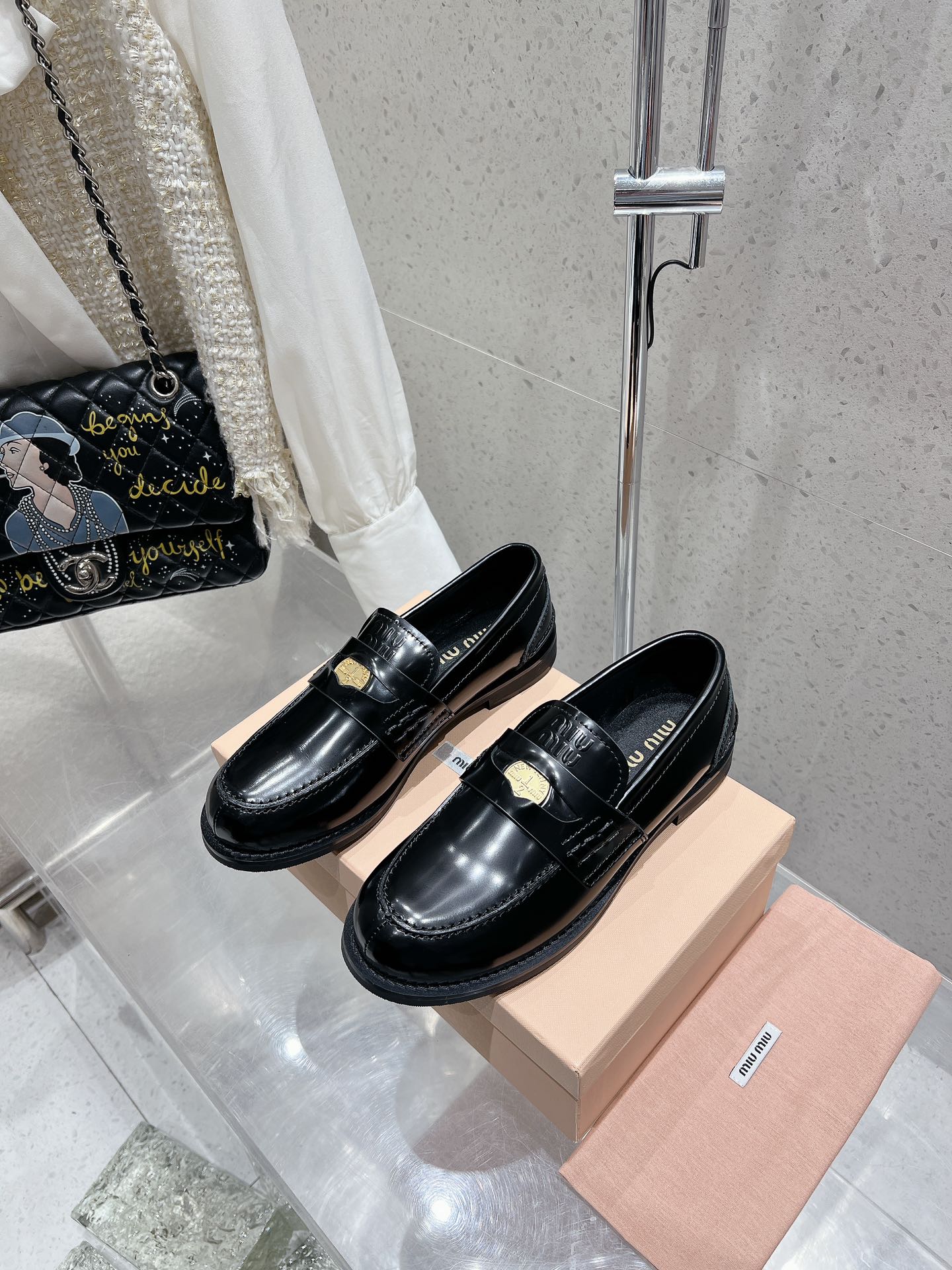 NO:441848,The high-version miumiu loafers in this quarter are simply amazing. The entire series is starting to be launched one after another. The original series is purchased and developed. Heavy, open-edge beaded cowhide & original patent leather/inner sheepskin/original exclusive mold open-molded sole. Four colors are available. 35-40, loafers, miumiu, loafers, cowhide, sheepskin19860909高版本miumiu乐福鞋 这季度的miu简直都太绝了 全系列陆续开始上新 全系列原版购入开发 重磅 开边珠牛皮&原版漆皮/内里羊皮/原版独家开模大底 四色发售 35-40,乐福鞋,miumiu,loafers,cowhide,sheepskin,Women's Shoes