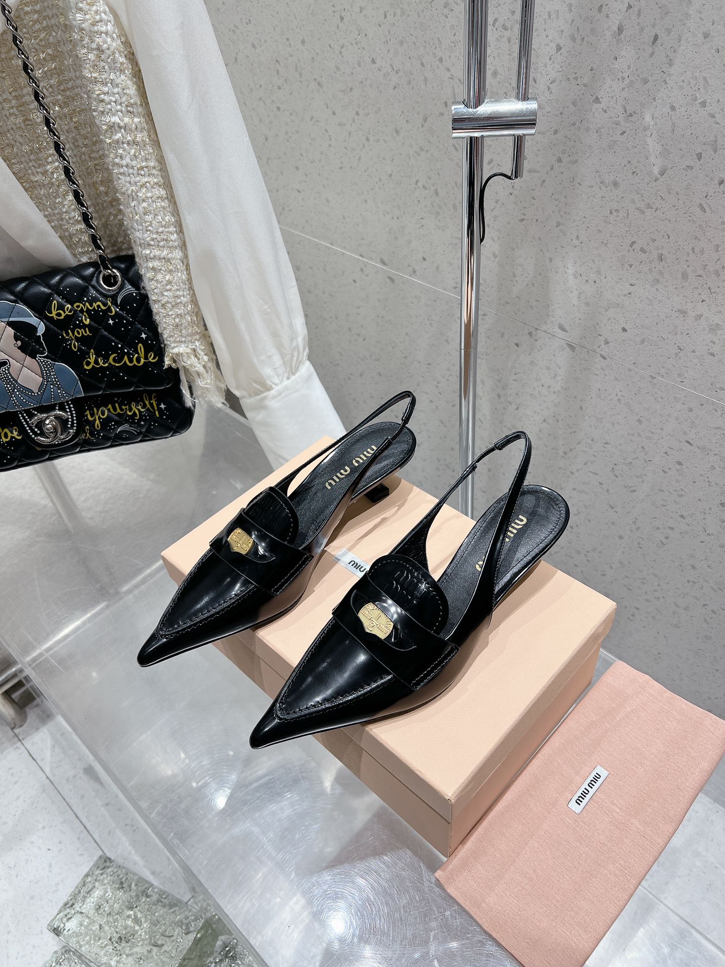 NO:441811,High-version miumiu catwalk cat and pointed sandals, a hit on the show, this pair cannot be missed the hottest item of the year, must be purchased and developed, this pair is too well made, original custom-made beaded cowhide/original patent leather/sheepskin lining/original genuine leather outsole, size 35-40, sandals, miumiu, sandals, cowhide, sheepskin, Leather soles19860909高版本 miumiu 缪缪走秀款小猫跟尖头凉鞋 秀场一眼命中的爆款 这双不能错过年度最火单品 必入款 原版购入开发 这双做得太好了 原版定制开边珠牛皮/原版定染漆皮/羊皮内里/原版真皮大底 码数 35-40,凉鞋,miumiu,sandals,cowhide,sheepskin,Leather soles,Women's Shoes