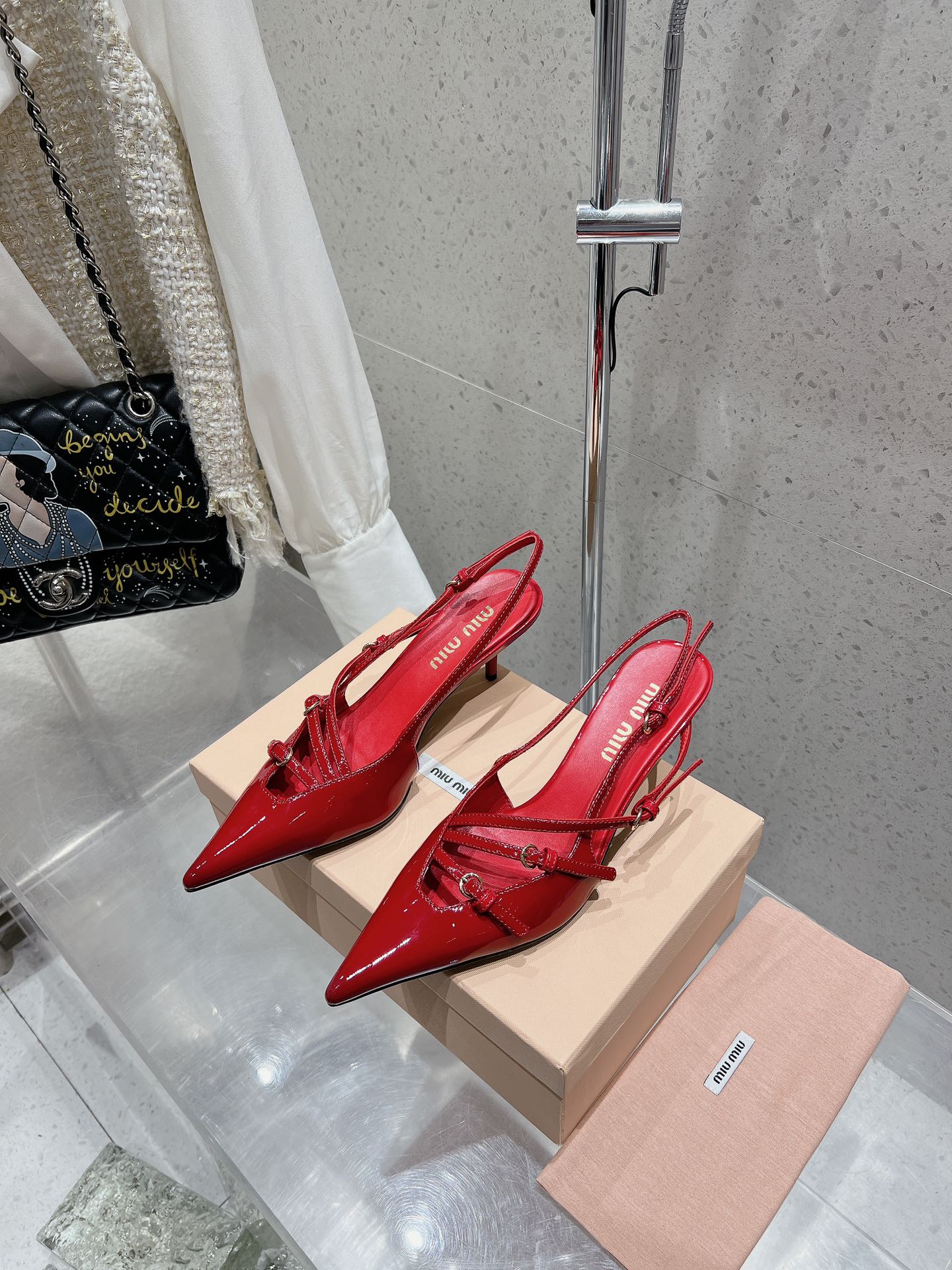 NO:441820,High-version miumiu spring and summer catwalk sandals, a hit on the show, this pair cannot be missed the hottest item of the year, must be purchased and developed, this pair is too well made, original custom-made beaded cowhide/original patent leather/sheepskin lining/original genuine leather outsole, size 35-40 (40 custom made without return or exchange), sandals, miumiu, sandals, cowhide, sheepskin, Leather soles19860909高版本 miumiu 缪缪 春夏走秀款小猫跟凉鞋 秀场一眼命中的爆款 这双不能错过年度最火单品 必入款 原版购入开发 这双做得太好了 原版定制开边珠牛皮/原版定染漆皮/羊皮内里/原版真皮大底 码数 35-40（40定做不退换）,凉鞋,miumiu,sandals,cowhide,sheepskin,Leather soles,Women's Shoes