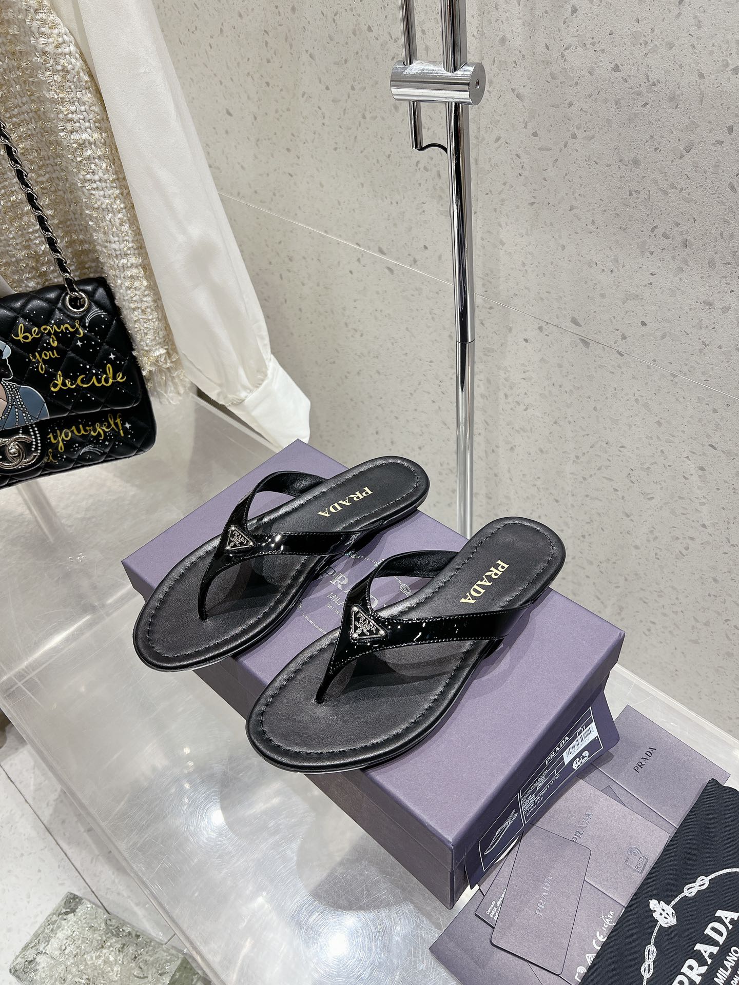 NO:441825,High-version Prada Prada foot flip flops foot sandals Fabric patent leather sheepskin Original private mold custom rubber outsole Size 35-39 (40 41 custom made), split-toe shoes, prada, prada, sandals, sheepskin19860909高版本 Prada普拉达夹脚人字拖 夹脚凉鞋 面料漆皮羊皮 原版私模定制橡胶大底 码数35-39（40 41定做）,分趾鞋,prada,prada,sandals,sheepskin,Women's Shoes