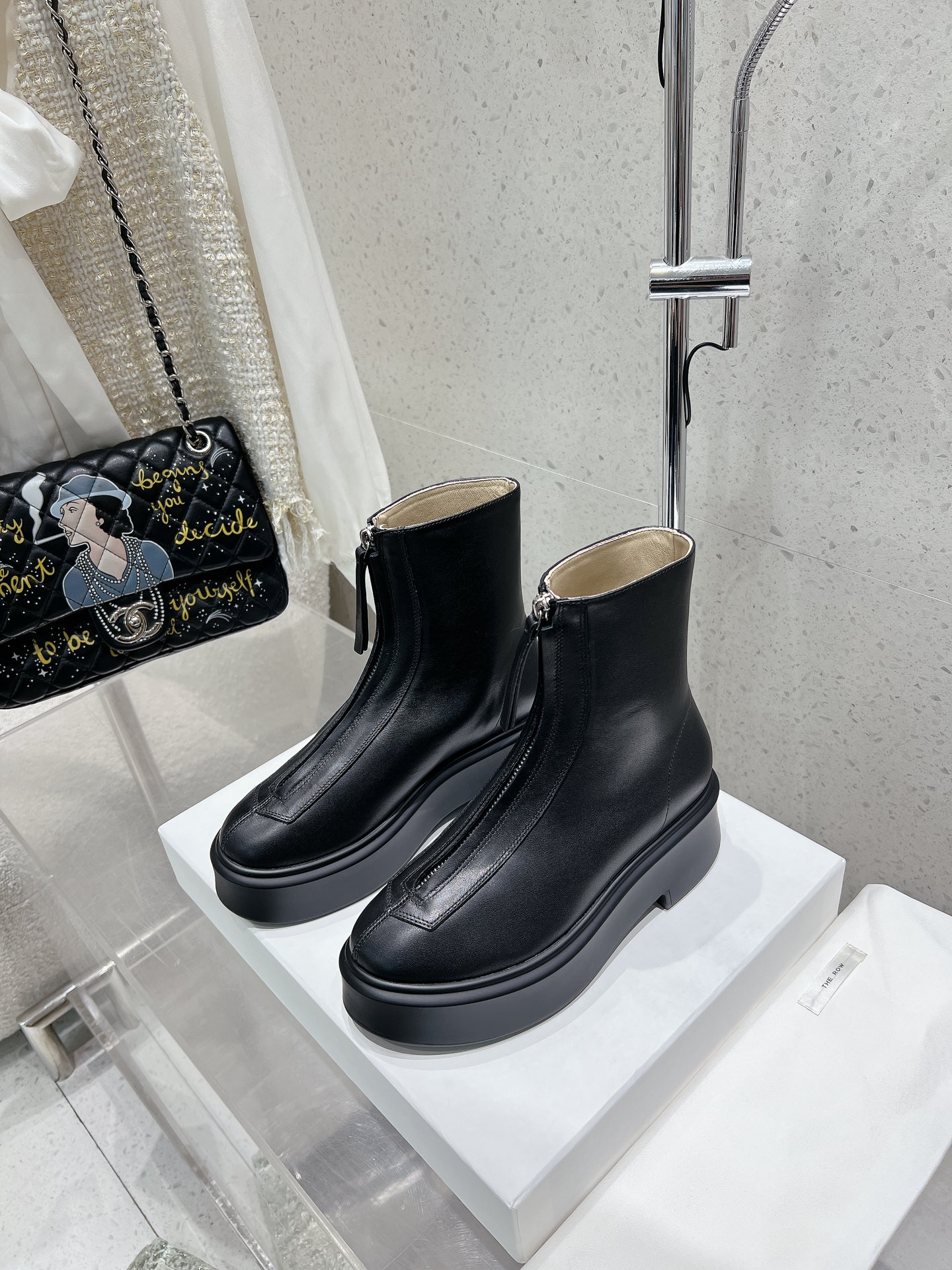 NO:441737,The Row autumn and winter new mid-seater zipper classic thick-soled short boots. The same style as Liu Wen, many celebrity demonstration originals purchased, top-level restoration. The original custom imported calfskin super soft mixed-bred sheepskin inner footbed. The front zipper design is simple and fashionable!  The foot is super comfortable and super pedicure. The PU foam material formed by the molded sole is consistent with the original version and is very light and soft!  Original matching. Heel height 5cm, yardage 35-39 (40 41 custom made), boots, boots, cowhide, sheepskin19860909顶级版TheRow 秋冬新款中缝拉链经典厚底短靴.刘雯同款,超多明星示范原版购入 顶级还原.鞋面原版定制进口小牛皮超柔软混种羊皮内里垫脚.前拉链的设计,简约时髦！上脚超舒服超修脚.开模鞋底一体成型的PU发泡材质,与原版一致很轻很软！原版配套. 跟高5cm 码数35-39（40 41定做）,靴子,boots,cowhide,sheepskin,Women's Shoes