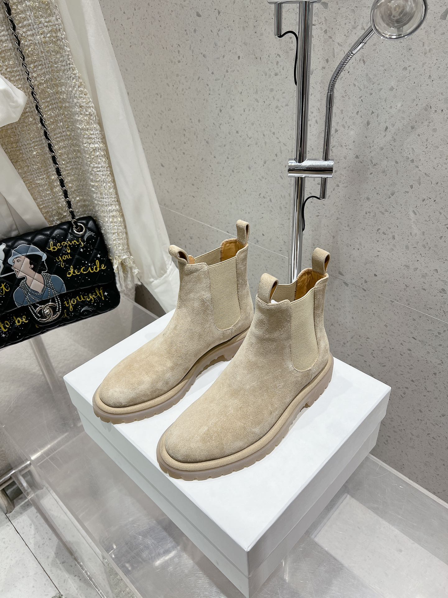 NO:460694,Purchase grade Officine Creative short boots Italian niche fashion brand autumn and winter new retro western denim boots Super cool and cool, enhance the styling in one second Must have fashionable essence Beef tendon fabric Cowhide inner rubber combination sole Size 35-40 (40 custom made without return and exchange), boots, off white, boots, cowhide19860909代购级 Officine Creative 短靴 意大利小众潮牌秋冬新款复古西部牛仔靴 超酷超飒,一秒提升造型感 时髦精必备 牛筋面料 牛皮内里 橡胶组合大底 码数35-40（40定做不退换）,靴子,off white,boots,cowhide,Women's Shoes