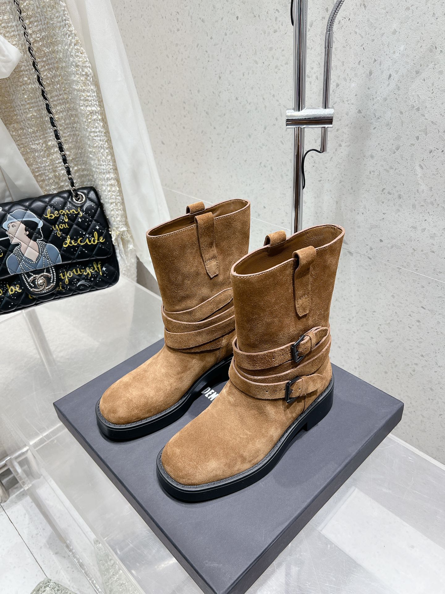 NO:460688,Top version of Ann Demeulemester New autumn and winter retro boots, how can a girl in the winter trend do not have a pair of handsome and tough knight boots? It seems ordinary, but in fact it is more atmospheric and versatile, and it is cool and looks long legs. It is a must-have artifact for showing legs in winter. Original custom cowhide/high mercerized beef fabric inner sheepskin inner size 35-39# (40# is not returned or exchanged) Cowhide leather surface leather sole rubber sole beef leather sole rubber sole 350, boots, boots, cowhide, sheepskin, Leather soles19860909顶级版Ann Demeulemeester 秋冬新款复古靴,入冬潮妹怎么能没有一双帅气硬朗的骑士靴呢看似平平无奇,实则更大气百搭,又又飒还巨显腿长,冬天露腿必备神器 面料原版定制牛皮/高丝光牛猄面料 内里羊皮内里 码数35-39#（40#定不退换） 牛皮面真皮大底 橡胶大底 牛猄面真皮大底 橡胶大底350,靴子,boots,cowhide,sheepskin,Leather soles,Women's Shoes