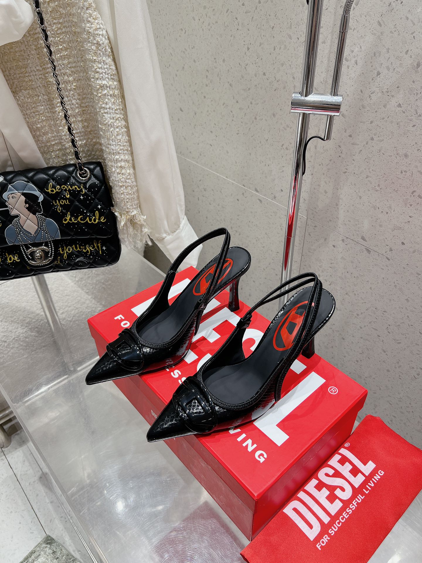 NO:441944,Diesel niche personality pointed sandals and high heels. Who hasn’t owned a diesel matchmaking artifact this year? Have you all bought it?  Whether it is shoes, clothes, bags, they look so beautiful!  Upper is made of cowhide, imported custom fabric, custom classic D-shaped logo buckle, inner lambskin, genuine leather sole, heel height 8.5cm Size 35-40 (40 custom made without return or exchange), high heels sandals, sandals, high heels, cowhide, sheepskin, Leather soles19860909Diesel小众个性尖头凉鞋 高跟鞋 今年谁还没拥有diesel的搭配神器 你们这群辣妹都入手了吗？无论是鞋子衣服包包都太太太好看了！ 鞋面采用牛皮 进口定制布面,定制经典D字logo扣,内里小羊皮,真皮大底,跟高8.5cm 码数35-40（40定做不退换）,高跟鞋凉鞋,sandals,high heels,cowhide,sheepskin,Leather soles,Women's Shoes