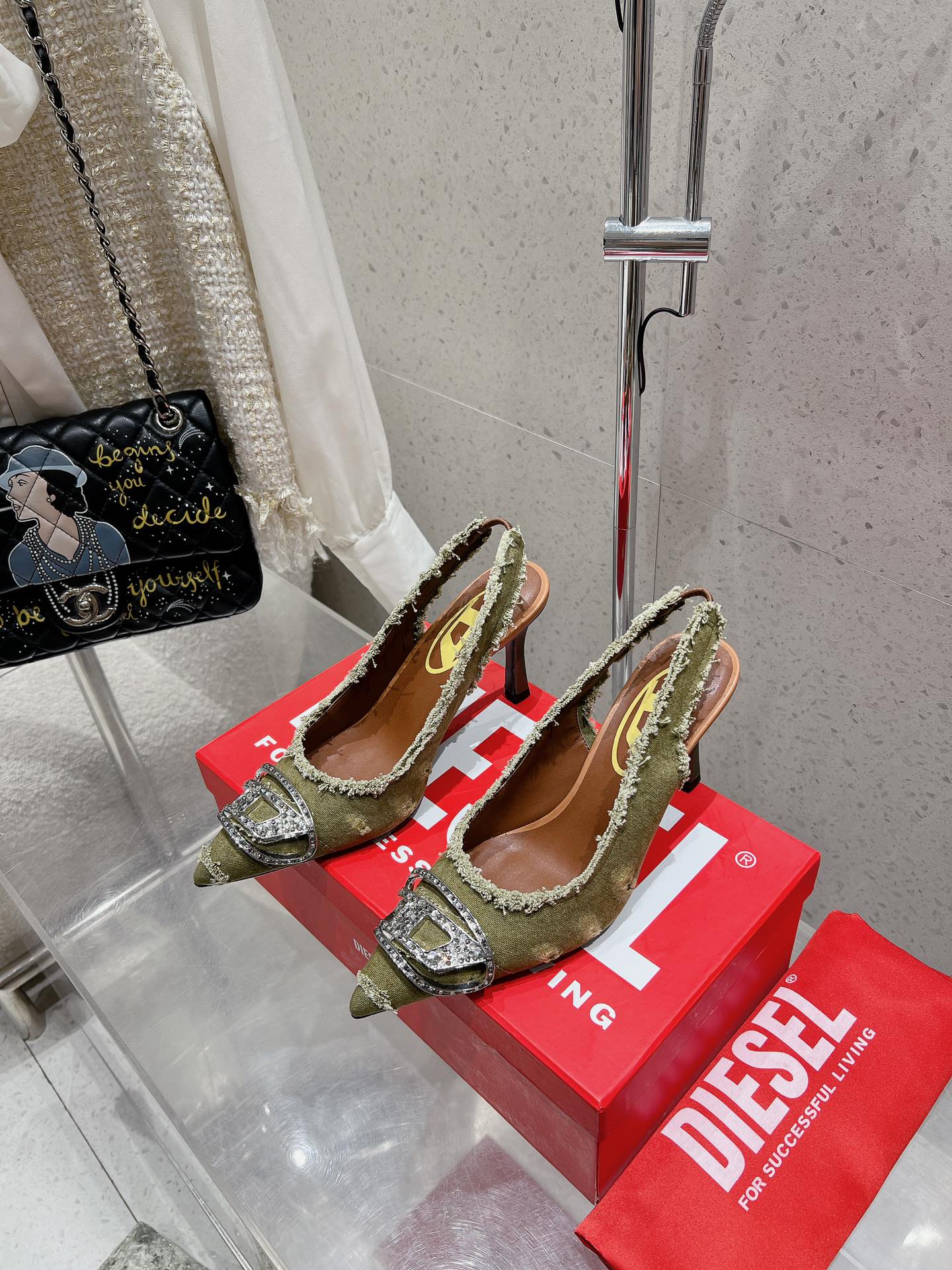 NO:441870,Diamond Deduction Diesel niche personality pointed sandals and high heels Who hasn't owned a diesel matchmaking artifact this year? Have you all bought it?  Whether it is shoes, clothes, bags, they look so beautiful!  Upper is made of cowhide, imported custom fabric, custom classic D-shaped logo buckle, inner lambskin, genuine leather sole, heel height 8.5cm Size 35-40 (40 custom made without return or exchange), high heels sandals, sandals, high heels, cowhide, sheepskin, Leather soles19860909钻扣款 Diesel小众个性尖头凉鞋 高跟鞋 今年谁还没拥有diesel的搭配神器 你们这群辣妹都入手了吗？无论是鞋子衣服包包都太太太好看了！ 鞋面采用牛皮 进口定制布面,定制经典D字logo扣,内里小羊皮,真皮大底,跟高8.5cm 码数35-40（40定做不退换）,高跟鞋凉鞋,sandals,high heels,cowhide,sheepskin,Leather soles,Women's Shoes