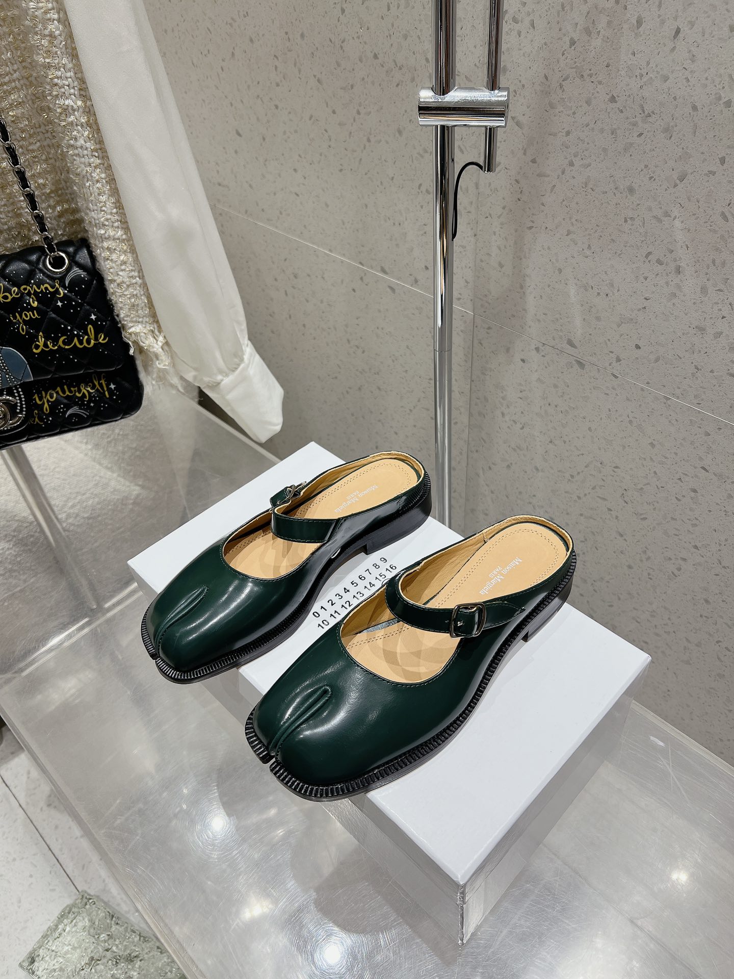 NO:442041,Maisom Margiela mm6 classic split toe half-tread This pair of popular items must be purchased with one pair. Items that cannot be missed. Exclusive original purchase and development. One that cannot be missed. Imported calfskin upper, cowhide inner original leather outsole. Size 35-40 (custom made of 40), loafers semi-tread, masion margiela, masion margiela, loafers, cowhide, Leather soles19860909Maisom Margiela mm6马吉拉经典分趾半拖 这双热度超高的单品 必须人手一双入手了 不能错过的单品 炸裂了 独家原版购入开发 不能错过的一款 鞋面进口小牛皮 牛皮内里 原版真皮大底 码数35-40（40定做）,乐福鞋半拖,masion margiela,masion margiela,loafers,cowhide,Leather soles,Women's Shoes