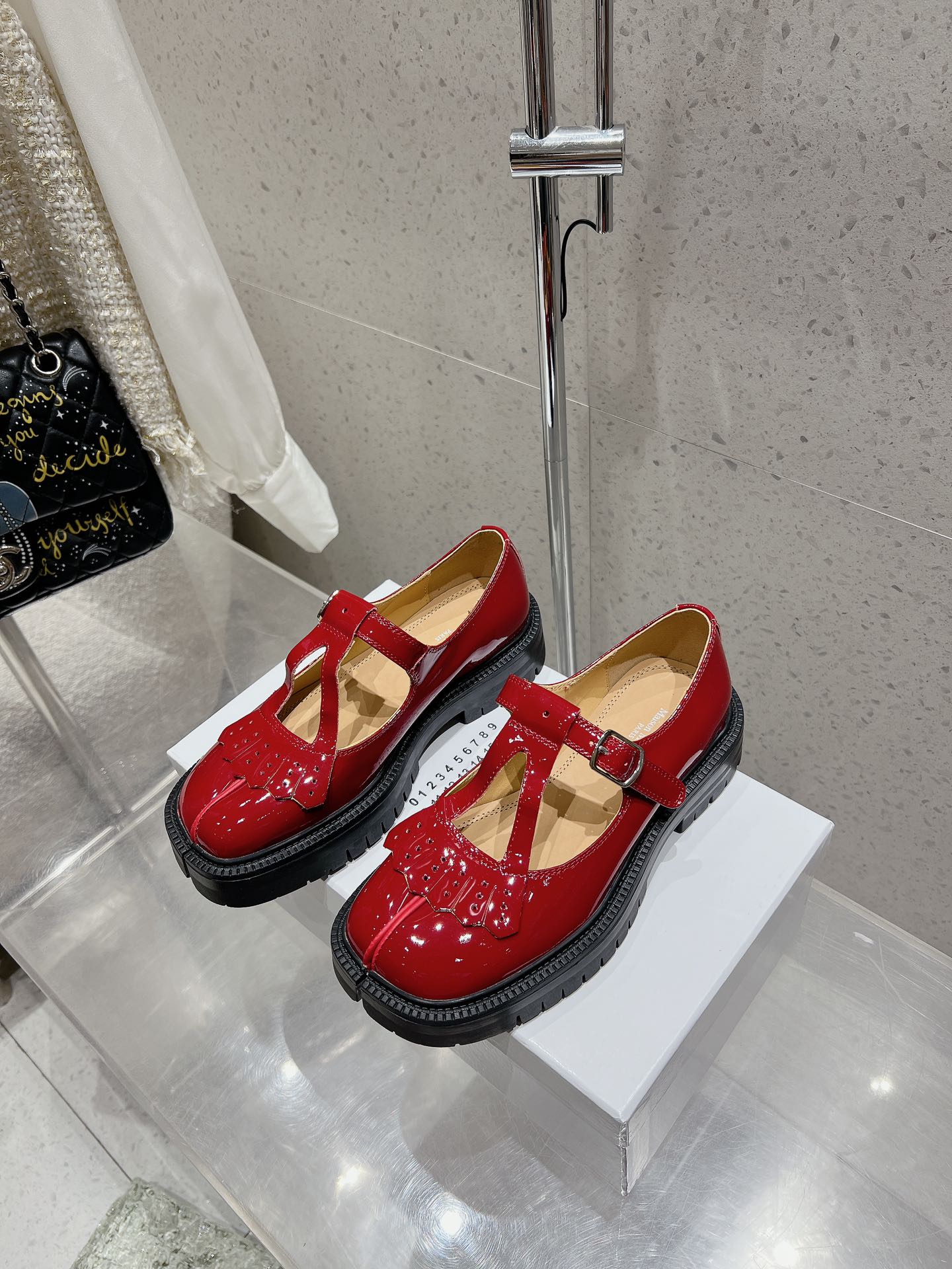 NO:442033,Maisom Margiela mm6 classic split-toe loafers This pair of popular items must be purchased by everyone. Items that cannot be missed. Exclusive original purchase and development. One that cannot be missed. Imported calfskin upper, cowhide, original rubber outsole. Size 35-40 (customized for 40), loafers semi-trail, masion margiela, masion margiela, loafers, cowhide19860909Maisom Margiela mm6马吉拉经典分趾乐福鞋 这双热度超高的单品 必须人手一双入手了 不能错过的单品 炸裂了 独家原版购入开发 不能错过的一款 鞋面进口小牛皮 牛皮内里 原版橡胶大底 码数35-40（40定做）,乐福鞋半拖,masion margiela,masion margiela,loafers,cowhide,Women's Shoes