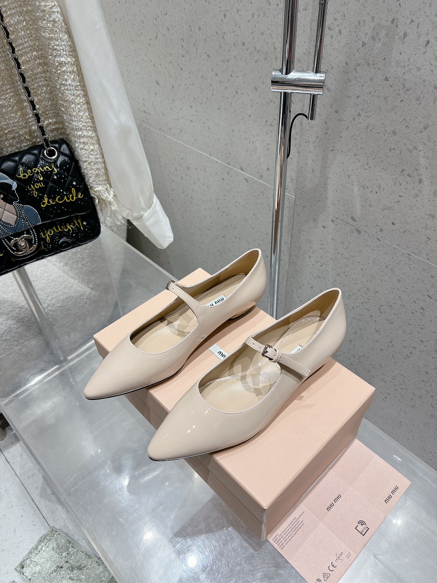 NO:441931,Miumiu Miu pointed square buckle Mary Zhen single shoes This pair cannot be missed the hottest item of the year. Must-in-apple original customized beaded cowhide/original fixed patent leather/sheepskin lining/original genuine leather outsole Size 35-40 (40 customized custom no return or replacement), single shoes Mary Zhen, miumiu, mary jane, cowhide, sheepskin, Leather soles19860909miumiu 缪缪尖头方扣玛丽珍单鞋 这双不能错过年度最火单品 必入款 原版定制开边珠牛皮/原版定染漆皮/羊皮内里/原版真皮大底 码数 35-40（40定做不退不换）,单鞋玛丽珍,miumiu,mary jane,cowhide,sheepskin,Leather soles,Women's Shoes