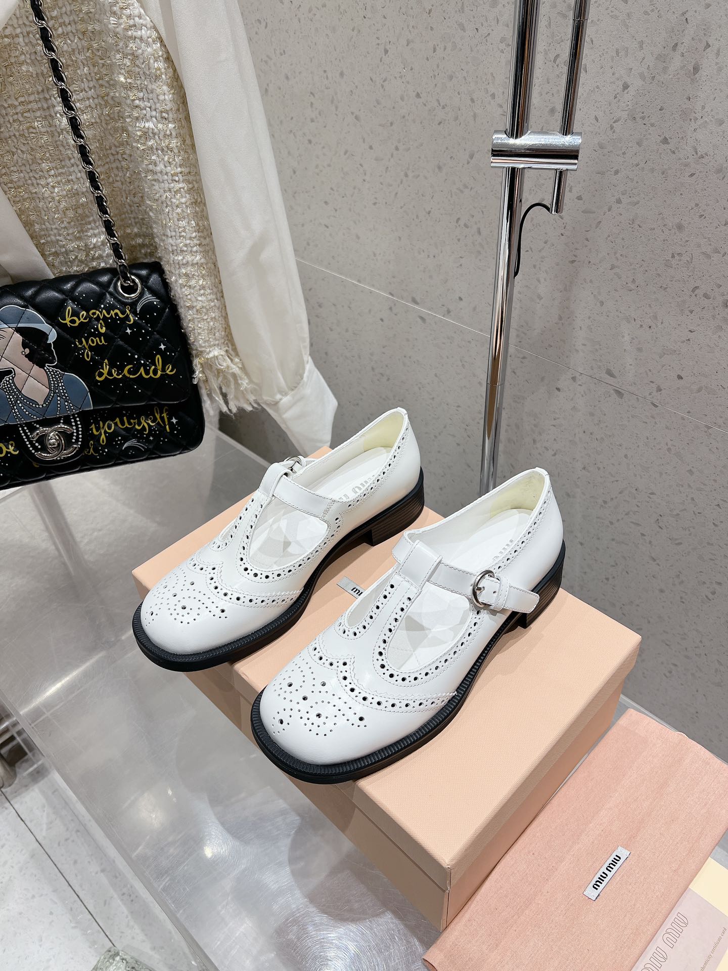 NO:441923,Miumiu Miu Miu New British style in autumn and winter Mary Jane Loafers MiuMiu show retro style unique details from Miu Miu series Trendy elements of the new season - appropriate Fabric imported original imported side beads Inner original cowhide Outsole original rubber sole Size35-40 (40 custom made without return or exchange), loafers, miumiu, loafers, mary jane, cowhide19860909miumiu缪缪 秋冬新款英伦风 玛丽珍 乐福鞋 MiuMiu秀场 复古风独一无二的来自Miu Miu系列的细节特写 新季的潮流要素一—适当 面料进口原版进口开边珠 内里原版牛皮 大底原版橡胶鞋底 Size35-40（40订做不退换）,乐福鞋,miumiu,loafers,mary jane,cowhide,Women's Shoes