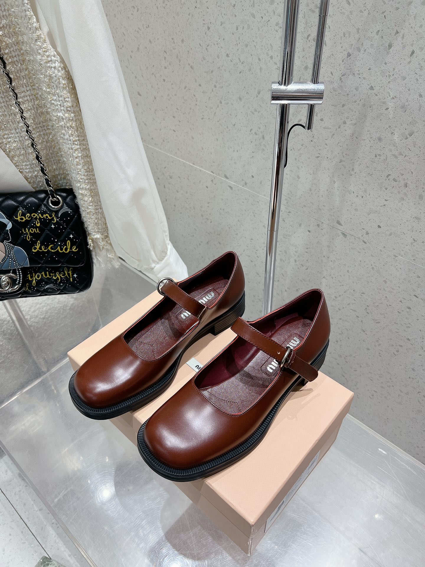 NO:441963,Miumiu Miu Miu New British style in autumn and winter Mary Jane Loafers Miu Miu show Retro style unique details from Miu Miu series Trendy elements of the new season - appropriate Fabric imported original imported side beads Inner original cowhide Outsole original rubber sole Size35-40 (40 custom made without return or exchange), Mary Jane, Miumiu, loafers, mary jane, cowhide19860909miumiu缪缪 秋冬新款英伦风 玛丽珍 乐福鞋 MiuMiu秀场 复古风独一无二的来自Miu Miu系列的细节特写 新季的潮流要素一—适当 面料进口原版进口开边珠 内里原版牛皮 大底原版橡胶鞋底 Size35-40（40订做不退换）,玛丽珍,miumiu,loafers,mary jane,cowhide,Women's Shoes