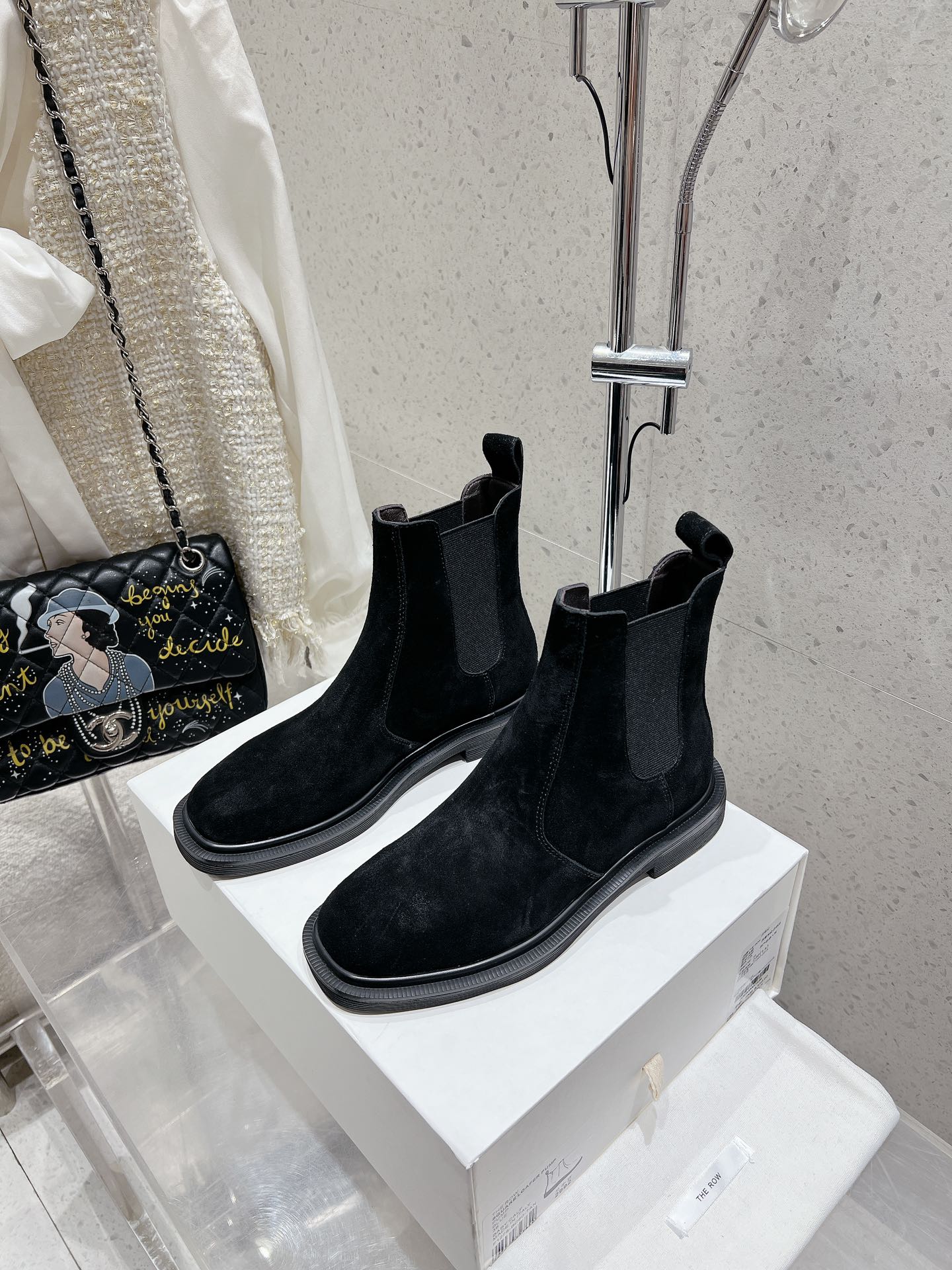 NO:460744,Opening beads, beef tendons, top version THE ROW, autumn and winter new Chelsea boots. A very simple design concept makes this Chelsea boots unique!  The row is really an amazing designer brand!  The fabric uses imported edge beads/beef tendons, paired with sheepskin inner lining, customized original bottom, and the foot feels great!  The boots are tightly closed and can well modify the calves!  The elastic rubber is on both sides, making it easy to put on and take off!  The overall last is smooth and elegant, exquisite and versatile without losing its sense of fashion!  Number of codes 35-40 (40 custom made without return or exchange), boots, boots, sheepskin19860909开边珠 牛筋 顶级版 THE ROW 秋冬新款切尔西短靴 非常简单的设计构想,就让这款切尔西短靴与众不同！the row真是一个让人叹服的设计师品牌！ 面料采用进口开边珠/牛筋 搭配羊皮内里 定制原版大底 脚感非常赞！ 靴口收的比较紧,能很好修饰小腿！弹力橡筋在两侧,穿脱也很方便！ 整体楦型流畅秀气,精致百搭又不失时髦感！ 码数35-40（40定做不退换）,靴子,boots,sheepskin,Women's Shoes