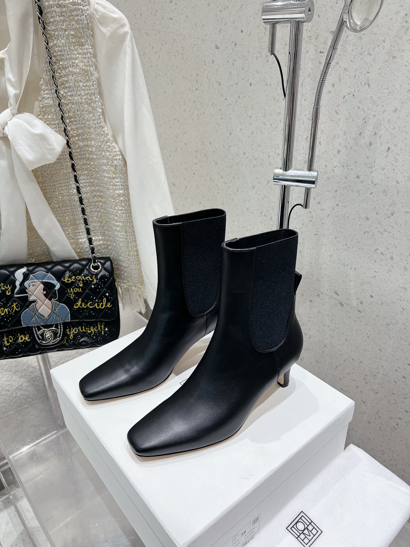 NO:460727,High-version Toteme 2025 new autumn and winter square-headed cat heel boots, exquisite shoe shape, small square-head design, retro and elegant!  The shape is accurately copied from the original version, and we only follow the original silhouette!  Perfectly shaping the legs, making your feet look very slim. It is easy to wear and versatile, and it feels cool and sexy!  The upper is imported calfskin/Yangjing, the inner lining is imported sheepskin, the sole is imported from Italy and the cowhide is wide sole!  Heel height 5cm, yardage 35-39 (40 custom made), boots, boots, cowhide, sheepskin, sheep19860909高版本 Toteme 2025 秋冬新品方头猫跟短靴 鞋型秀气,小方头设计 复古优雅！ 形体按原版精准拷贝,我们只遵循原版廓形！ 完美修饰腿型,上脚非常显瘦 好穿又百搭,感觉又高冷又性感！ 鞋面采用进口小牛皮/羊京 内里是进口羊皮 鞋底意大利进口牛皮大底！ 跟高5cm 码数35-39（40定做）,靴子,boots,cowhide,sheepskin,sheep,Women's Shoes