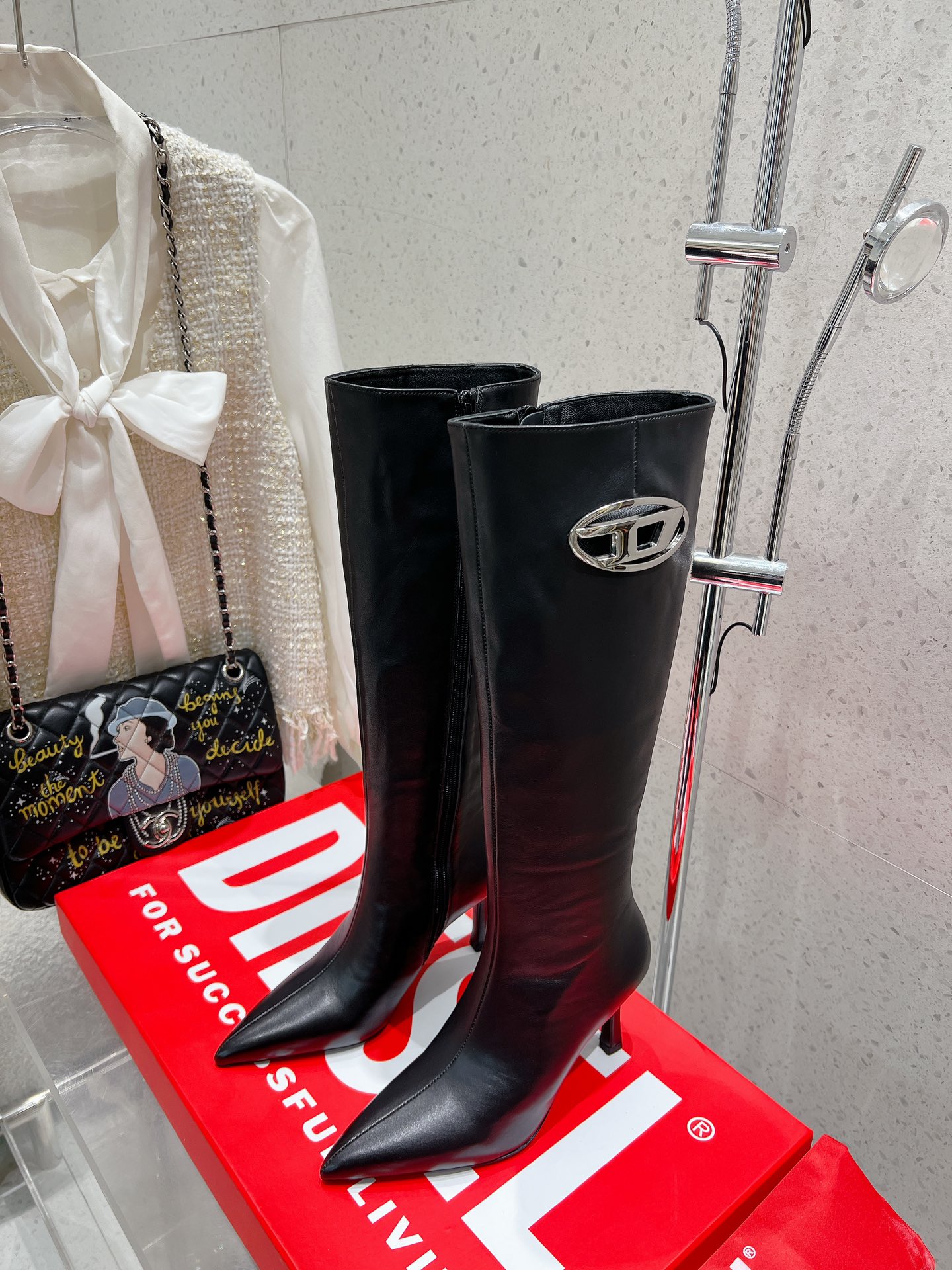 NO:460739,Denim cowhide Diesel niche trendy brand pointed toe thin heel side zipper boots!  It looks slim when you put your feet on, and it is a must-have for fashionable things. It is fashionable and shaped like a foot, and it is exquisitely stepped on the aesthetic. The high heel design makes your feet look longer!  Upper cowhide, denim, inner sheepskin, outsole, imported Italian leather outsole, heel height 8.5cm, size 35-40 (40 custom made, no return or exchange), boots, boots, cowhide, sheepskin, Leather soles19860909牛仔布 牛皮面 Diesel 小众潮牌尖头细跟侧拉链长靴！上脚超显瘦,时髦精必备 时髦又修饰脚型,精致的踩到审美上 高跟的设计十分显脚长！ 鞋面牛皮、牛仔布 内里绵羊皮 大底意大利进口真皮大底 跟高8.5cm 码数35-40（40定做不退换）,靴子,boots,cowhide,sheepskin,Leather soles,Women's Shoes