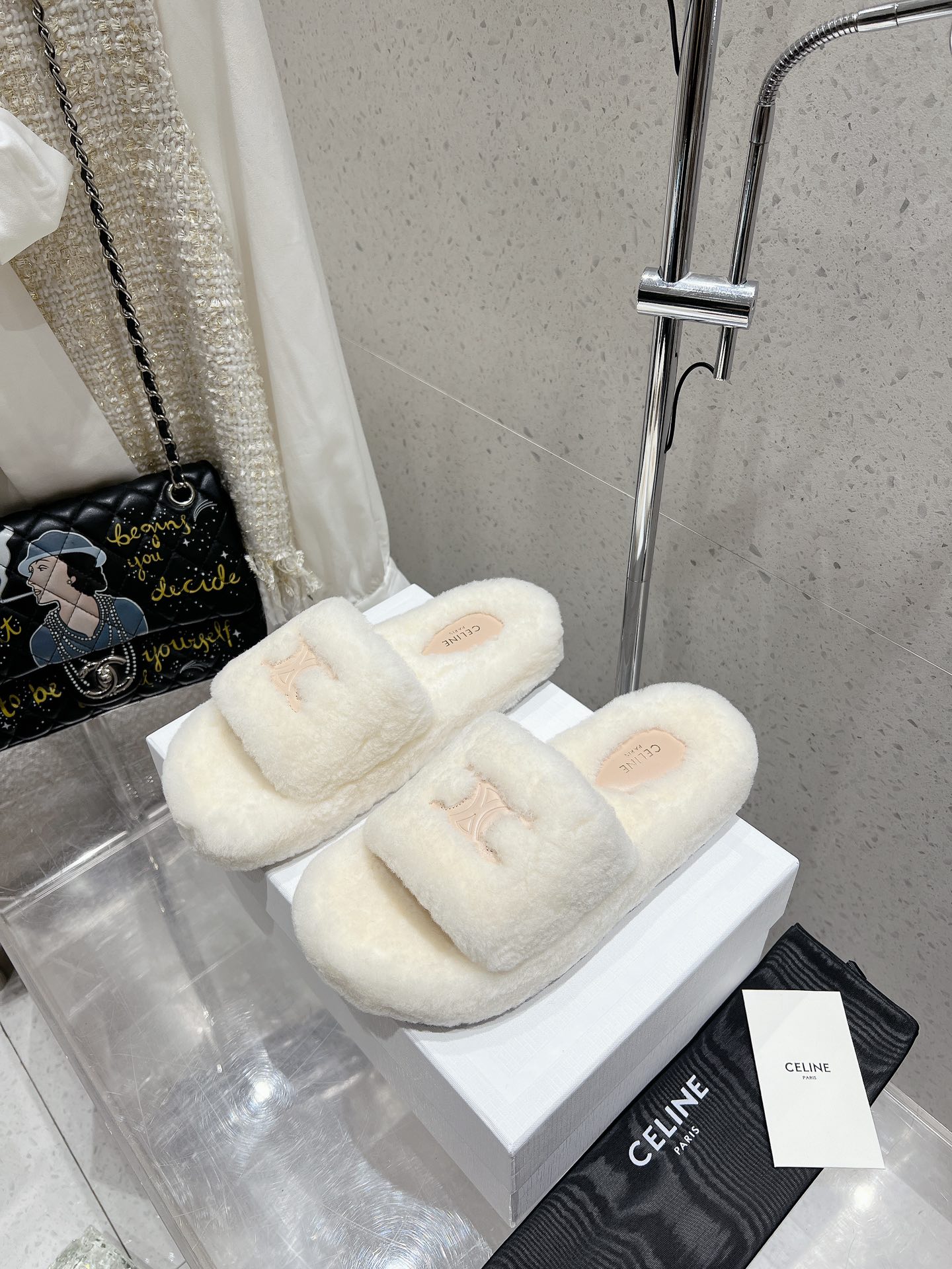 NO:460779,Celine · Celine New C home Celine Arc de Triomphe wool slippers There are too many beautiful shoes in this season. This wool slippers really makes me unable to extricate myself. It's so cute. The furry wool is made of imported A-grade wool from Europe. We do it consistent with the original. The whole shoe uses pure wool. There is no upper or foot pad logo. It is sheepskin sole. We choose the same TPU material bottom as the original. We wear-resistant and non-slip size 35-40 (40 custom-made, no return or exchange), fur shoes slippers, celine, celine, chanel, slippers, sheepskin19860909Celine·赛琳 新款C家赛琳凯旋门羊毛毛拖鞋 这季节美鞋太多这款毛拖真的是让我无法自拔 真太可爱了 毛茸茸的羊毛是选用欧洲进口A级羊毛我们做到与原版一致全鞋采用纯羊毛一点人造毛的成分都没有鞋面和垫脚logo是羊皮大底我们选用的是与原版一样的TPU材质底片耐磨防滑 码数35-40（40定制不退换）,毛毛鞋拖鞋,celine,celine,chanel,slippers,sheepskin,Women's Shoes