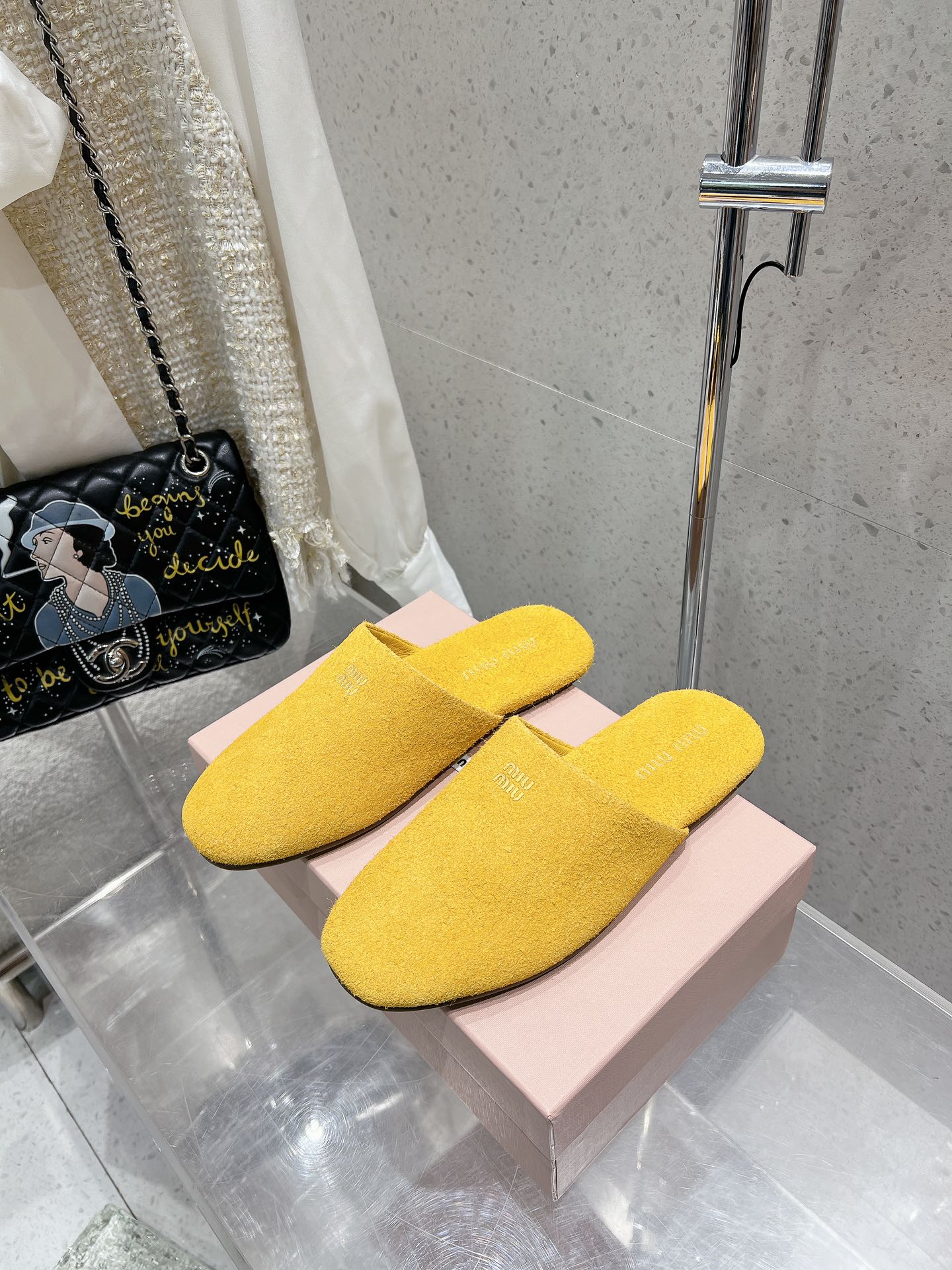 NO:441957,MIUMIU autumn and summer series mules slippers toe lambskin semi-trailer development original disassembly slippers instantly sold out the market version Miu is really too girly Super soft and comfortable foot feeling Material original matte skin lambskin original rubber sole Size 35-39 (40 custom made without return or replacement), semi-trailer, miumiu, slippers, sheepskin19860909MIUMIU秋夏系列穆勒鞋拖鞋包头小羊皮半拖Zp开发 原版拆卸 对版拖鞋秒杀市面版本 Miu真的太少女啦 超级柔软舒服的脚感 材料原版磨砂皮 小羊皮 原版橡胶底 码数35-39（40定做不退不换）,半拖,miumiu,slippers,sheepskin,Women's Shoes