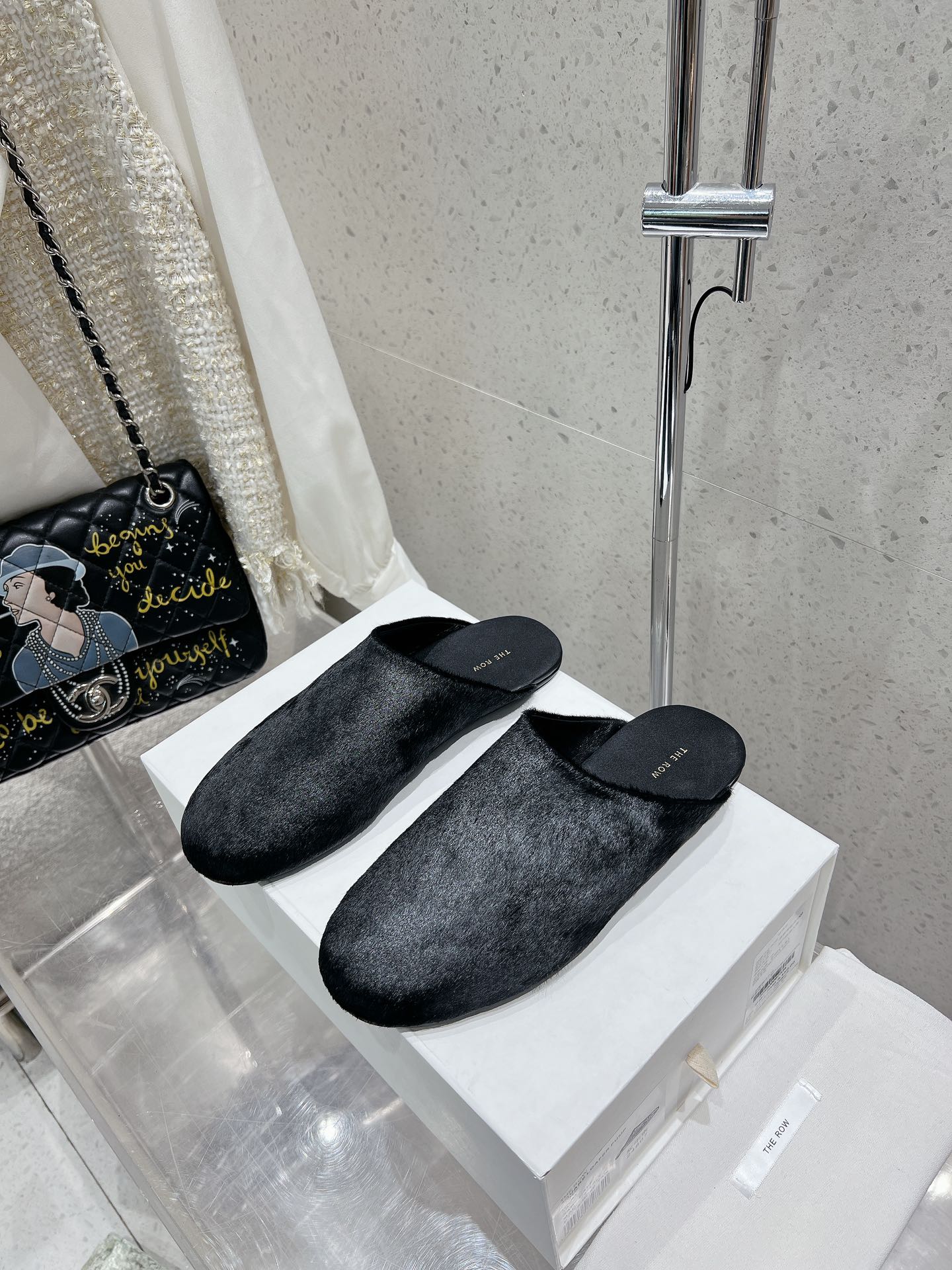 NO:414395,Niujing 250 horse hair Purchase version The Row Autumn and Winter New Retro Big Head Toe Bundle Half Drag. The first time I saw this shoe was inconspicuous, it was very simple without too much decoration. The fabric imported horse hair is delicate and soft. The calf back velvet is imported in the inner foot. The midsole mattress is all imported calf back velvet. The original molded Italian leather soles injection molding Size35-40 (40 custom made without return or exchange), semi-travel, Leather soles19860909牛京250 马毛 代购版本The Row 秋冬新款复古大头包头拖 半拖 第一眼看到这个鞋子感觉不起眼,没有过多的装饰很简单 面料进口马毛 手感细腻柔软 内里进口小牛反绒 中底脚床垫脚都采用进口小牛反绒 大底 原版开模意大利真皮大底注塑 Size35-40（40订做不退换）,半拖,Leather soles,Women's Shoes