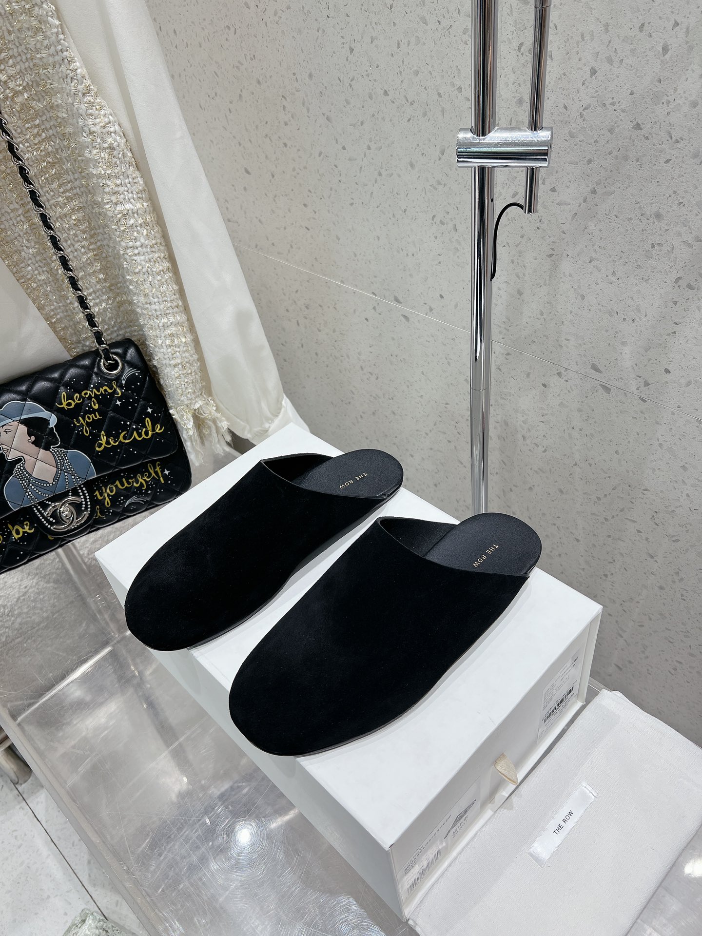 NO:414403,Niujing Horse Hair 270 Purchase version The Row Autumn and Winter New Retro Big Head Toe Bundle Half Drag. The first time I saw this shoe was inconspicuous, it was very simple without too much decoration. The fabric imported horse hair is delicate and soft. The inner calf reverse velvet is imported. The midsole mattress is all imported calf reverse velvet. The original molded Italian leather soles injection molding Size35-40 (40 custom made without return or exchange), semi-travel, Leather soles19860909牛京 马毛270 代购版本The Row 秋冬新款复古大头包头拖 半拖 第一眼看到这个鞋子感觉不起眼,没有过多的装饰很简单 面料进口马毛 手感细腻柔软 内里进口小牛反绒 中底脚床垫脚都采用进口小牛反绒 大底 原版开模意大利真皮大底注塑 Size35-40（40订做不退换）,半拖,Leather soles,Women's Shoes