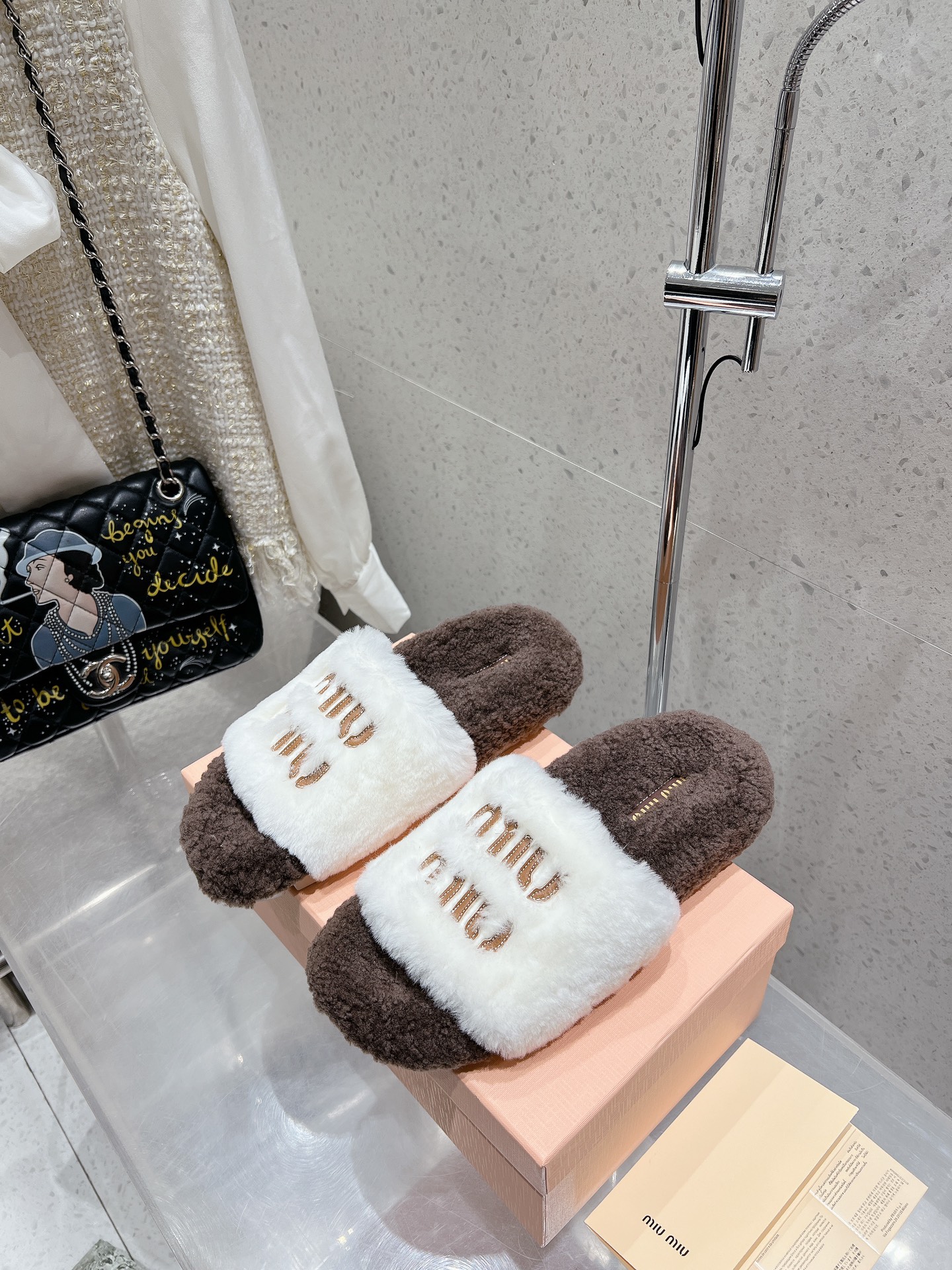 NO:460733,Miumiu Miu Maomao Dash Miu Home 2025 autumn and winter new products, the latest hot maomao slipper series in the counter, popular maomao slippers. This year's main model is exquisite and compact, versatile and beautiful, comfortable and elegant, fashionable, simple and high-end, casually matched. It is very comfortable to wear on the feet, and must-have for the year!  Original purchase and development, making products, Miu's latest hit, avant-garde and bold design, Miu's style is integrated into the simple lines of this bow-embedded shoe. The unique logo is decorated on the tongue and back of the shoe, embroidered with retro design. Upper imported Australian wool, inner wool, outsole original open mold-proof anti-slip tpu outsole, size 35-41 (40.41. Customized), fur shoes and slippers, miumiu, slippers19860909miumiu缪缪毛毛拖 miu家 2025秋冬新品 专柜最新爆款毛毛拖鞋系列 火爆毛毛款拖鞋 今年主推款 上脚精致小巧,百搭好看,舒适又优雅,时尚 简约高级 随意搭配 上脚非常舒适,年度必入款！原版购入开发 做货 miu家最新爆款 前卫大胆的设计 Miu家风格融于此款蝴蝶结刺绣鞋的简约线条.别致徽标饰于鞋舌与背面,点缀复古设计. 鞋面进口澳洲羊毛 内里羊毛 大底原版开模防滑tpu大底 码数35-41（40.41.定制）,毛毛鞋拖鞋,miumiu,slippers,Women's Shoes