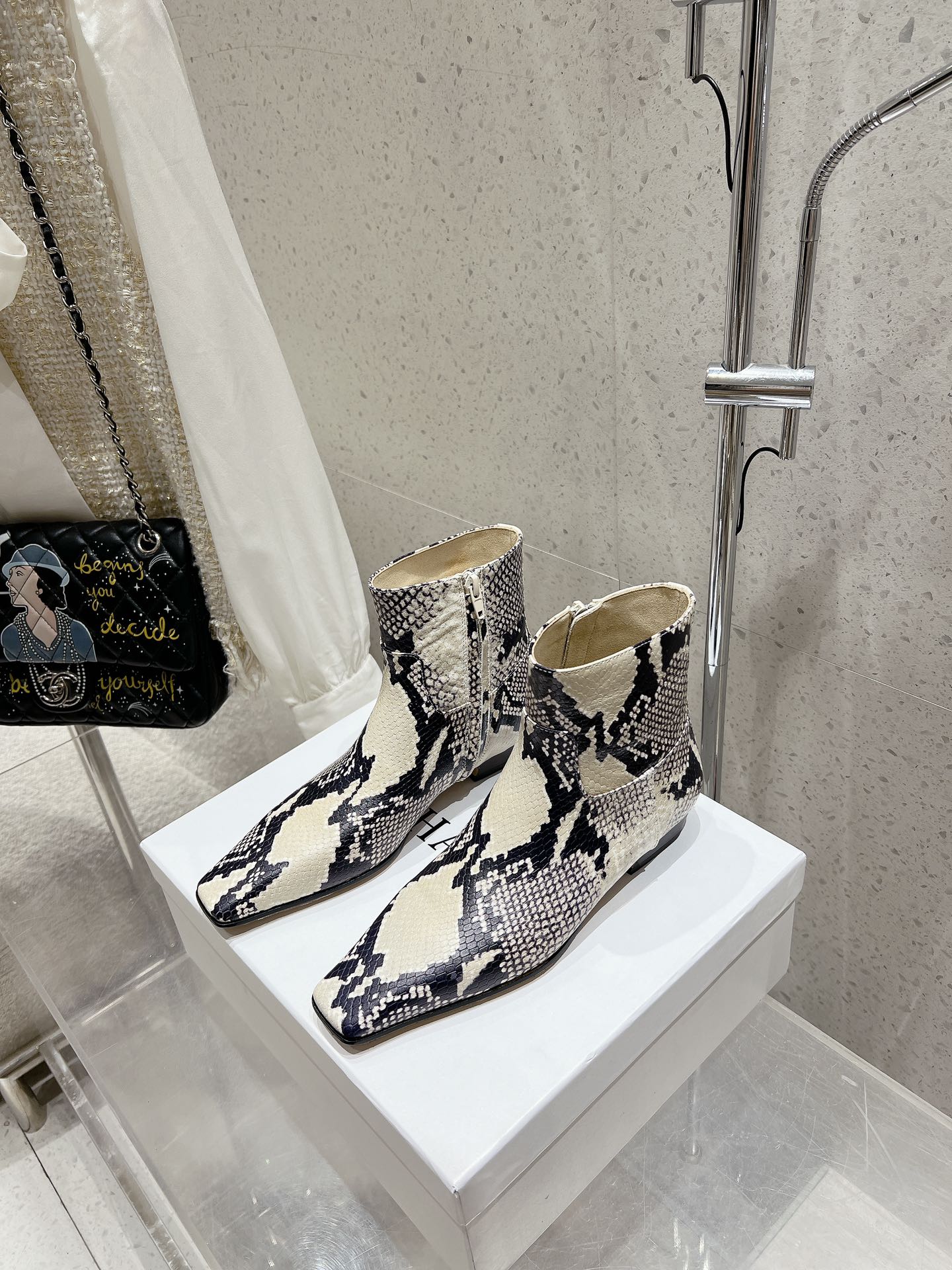 NO:460752,Suede 330 sheepskin snakeskin khaite autumn and winter new flat heel small square toe nude boots side zipper boots fashionable minimalist square toe with flat heel design chic and versatile and stable feet, and there is no need to think about matching. The dress and short skirt are very good-looking. The original custom lambskin/suede/snakeskin inner footbed crystal sheepskin sole imported from Italy Size35-40 (40 custom made without return and exchange), boots, boots, skirts, sheepskin, snakeskin, chamois leather, Leather soles19860909麂皮330 羊皮 蛇皮 khaite 秋冬新品平跟小方头裸靴侧拉链短靴 时髦极小简方头搭配平跟的设计 潇洒百搭而且脚感很稳 而且在搭配上不用多做思考 连衣裙和小短裙都非常好看. 鞋面原版定制小羊皮/麂皮/蛇皮 内里垫脚水晶羊皮 鞋底意大利进口真皮大底 Size35-40（40定做不退换）,靴子,boots,skirts,sheepskin,snakeskin,chamois leather,Leather soles,Women's Shoes