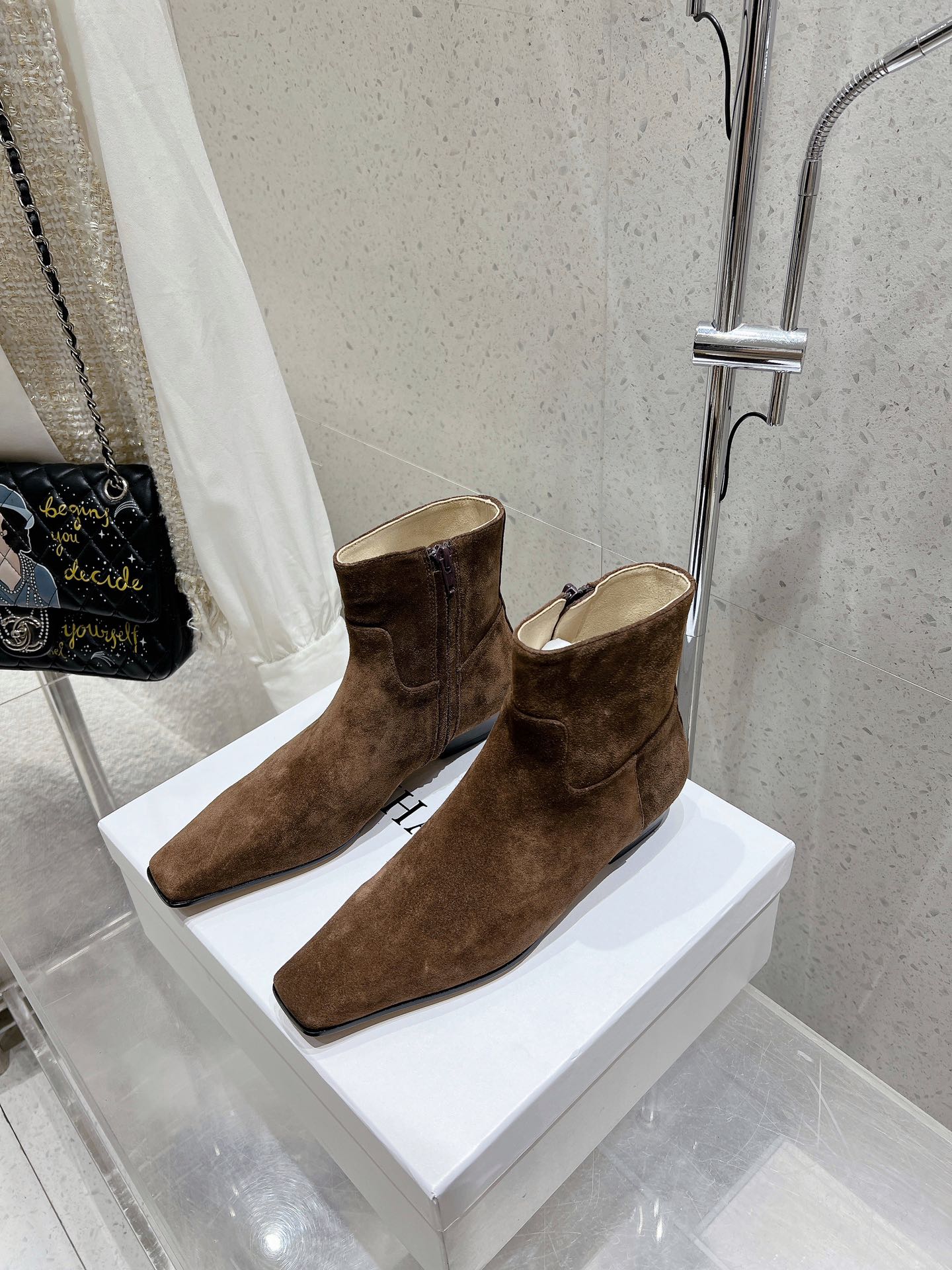 NO:460758,Suede Sheepskin Snakeskin 350 khaite Autumn and winter new flat-heeled small square-toe nude boots side zippered boots Fashionable minimalist square-toe paired with flat-heeled design, chic and versatile and stable feet, and there is no need to think about matching. Dresses and short skirts are very good-looking. Original custom lambskin/suede/snakeskin inner footbed crystal sheepskin sole imported from Italy Size35-40 (40 custom made without return and exchange), boots, boots, skirts, sheepskin, snakeskin, chamois leather, Leather soles19860909麂皮 羊皮 蛇皮350 khaite 秋冬新品平跟小方头裸靴侧拉链短靴 时髦极小简方头搭配平跟的设计 潇洒百搭而且脚感很稳 而且在搭配上不用多做思考 连衣裙和小短裙都非常好看. 鞋面原版定制小羊皮/麂皮/蛇皮 内里垫脚水晶羊皮 鞋底意大利进口真皮大底 Size35-40（40定做不退换）,靴子,boots,skirts,sheepskin,snakeskin,chamois leather,Leather soles,Women's Shoes