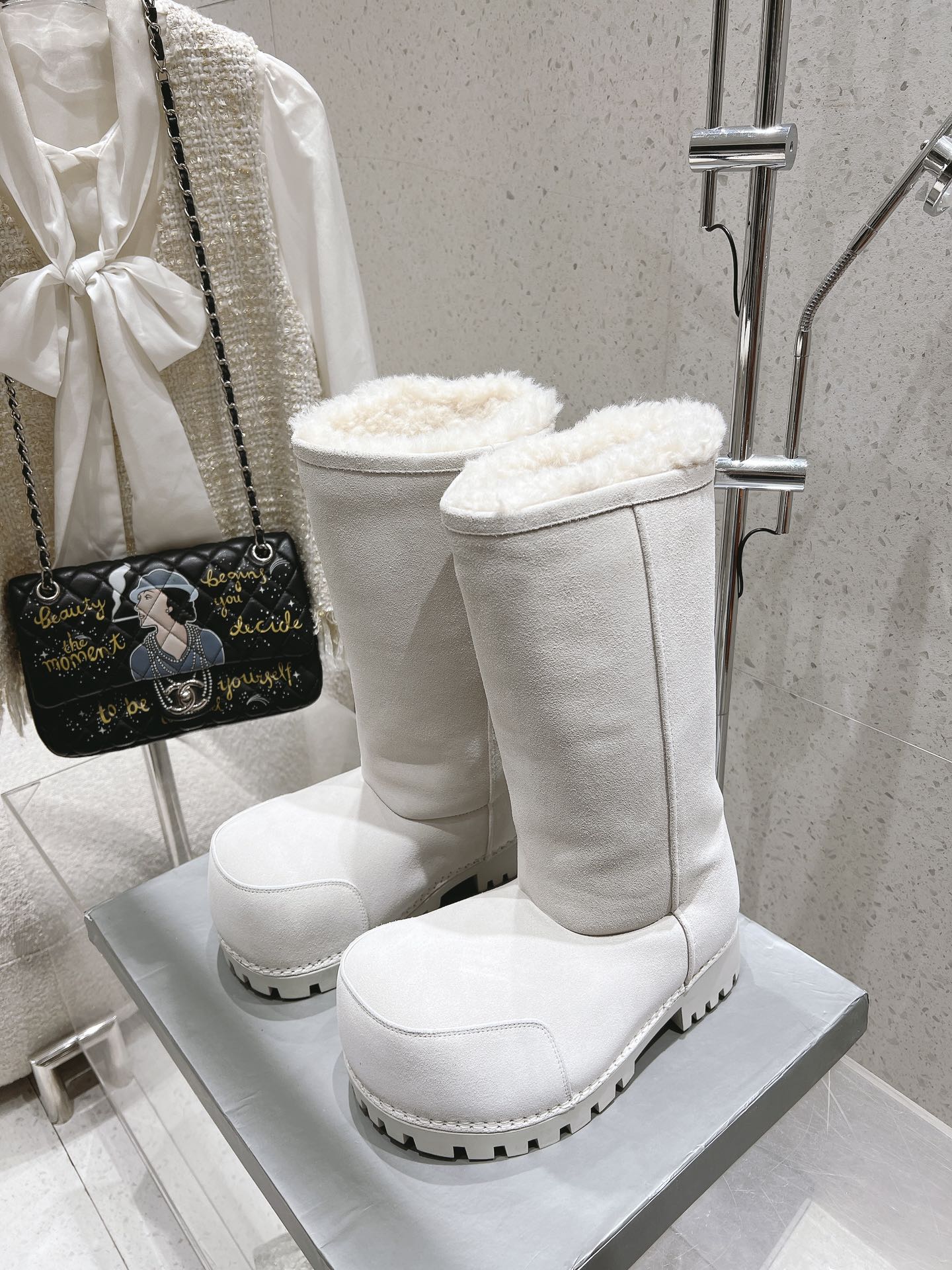 NO:461898,Short boots 470, mid-tube boots 510, long boots, men's balenciaga, Balenciaga, big toe boots, snow boots, couples, fashion regardless of season, Thai star four wore Balenciaga in the weather of 30 degrees, Los Angeles catwalk bomber and Alaska big boots, it's so explosive! The unique design is full of futuristic and fashionable ★, people are attracted to wear it at a glance, you are the trendsetter at the forefront of fashion, and you can fully release your personality and charm Pure wool size 35-45 (female 40, male 45 custom-made, non-return and exchange), boots, balenciaga, balenciaga, boots19860909短靴470 中筒靴510 长靴 男款 balenciaga 巴黎世家 大头靴雪地靴 情侣款 时尚不分季节,泰国明星fourth在30几度的天气穿着巴黎世家 洛杉矶走秀款bomber和阿拉斯加大靴子,简直太炸了!独特的设计充满了未来感与时尚感★,让人一眼就被吸引穿上它,你就是走在时尚前沿的弄潮儿,尽情释放自己的个性与魅力 纯羊毛 35-45码（女40 男45定做不退换）,靴子,balenciaga,balenciaga,boots,Women's Shoes