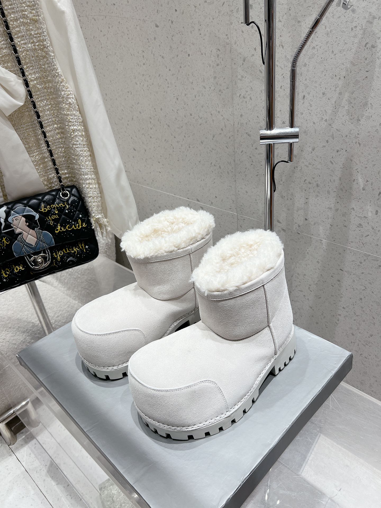 NO:461914,Short boots, mid-tube boots, 510 long boots, 550 men's balenciaga, big toe boots, snow boots, couples' style, fashion regardless of season, Thai star four wore Balenciaga in 30 degrees, Los Angeles catwalk bomber and Alaska big boots, it's so explosive! The unique design is full of futuristic and fashionable ★, people are attracted to wear it at a glance, you are the trendsetter at the forefront of fashion, and you can fully release your personality and charm Pure wool size 35-45 (female 40, male 45 custom-made, non-return and exchange), boots, balenciaga, balenciaga, boots19860909短靴 中筒靴510 长靴550 男款 balenciaga 巴黎世家 大头靴雪地靴 情侣款 时尚不分季节,泰国明星fourth在30几度的天气穿着巴黎世家 洛杉矶走秀款bomber和阿拉斯加大靴子,简直太炸了!独特的设计充满了未来感与时尚感★,让人一眼就被吸引穿上它,你就是走在时尚前沿的弄潮儿,尽情释放自己的个性与魅力 纯羊毛 35-45码（女40 男45定做不退换）,靴子,balenciaga,balenciaga,boots,Women's Shoes