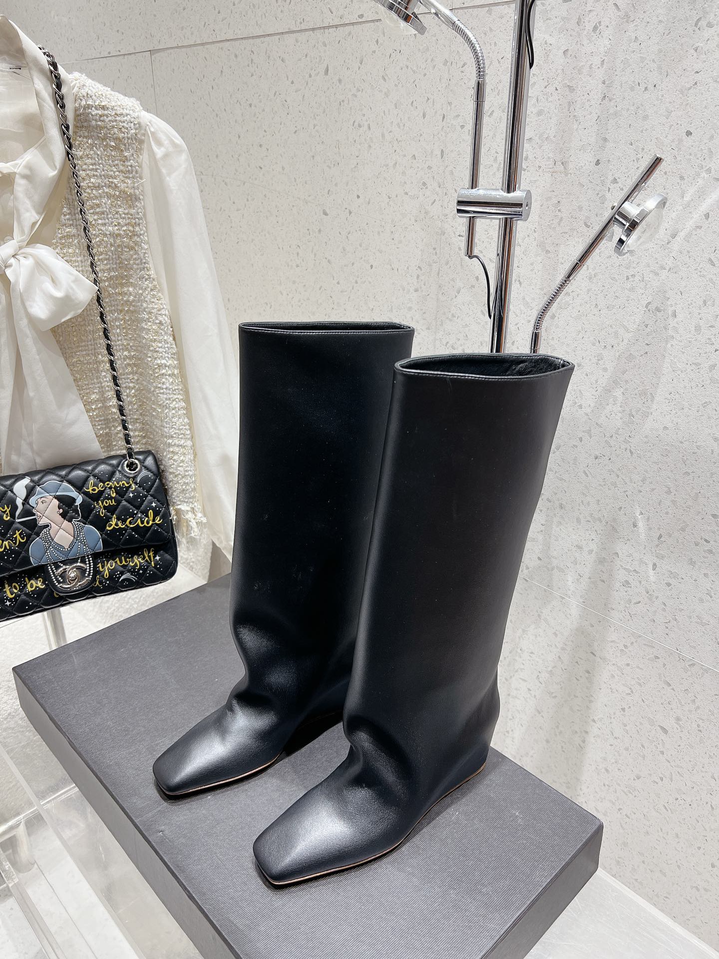 NO:460771,Purchase level 2025 autumn and winter new Jil Sander classic autumn and winter hot square-toe boots. The minimalist design style is undoubtedly a versatile style. It can completely contract the matching of all your autumn and winter clothes. It will make you look thin and high-end when you put on and off. The comfort is the same as the ZP. It is super convenient to put on and take off and the rebound and tightness are just right. It is not tight at all. It can also lengthen the leg lines. The leg-showing artifact is talking about it!  Original custom calf leather upper, all inner foot pads are cowhide, sole imported from Italy, inner height increased by 3.5cm Size#35-39 (40 customization), boots, jil sander, boots, cowhide19860909代购级 2025秋冬新款Jil Sander 吉尔.桑达 经典秋冬火爆方头长靴 极简主义的设计风格无疑又是个百搭款 完全可以承包你秋冬所有衣服的搭配 上脚即显瘦又高级 舒适度也做到跟ZP无差 穿脱超便捷回弹力和松紧度都是恰到好处 完全不勒脚 还可以拉长腿部线条 秀腿神器说的就是它了！ 鞋面原版定制小牛皮 内里垫脚均为牛皮 鞋底意大利进口牛皮 内增高3.5cm Size#35-39（40定制）,靴子,jil sander,boots,cowhide,Women's Shoes