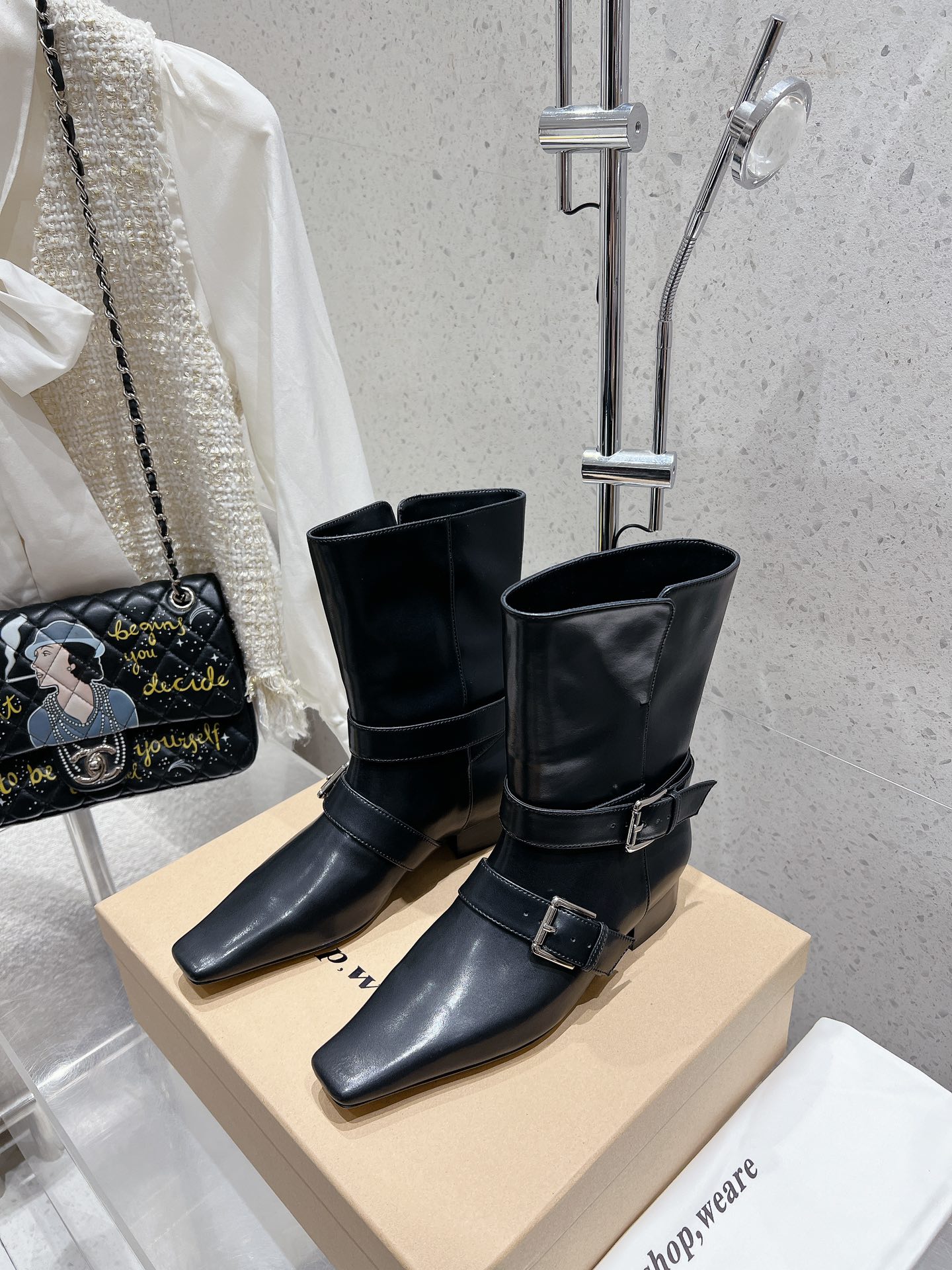 NO:460699,Purchase grade Shop.wear 2025 autumn and winter new style, double-buckle western short boots, the latest handmade model produced by niche Korean brands, small square-toe double-belt buckle short boots, this one is really western-style, it feels very suitable to match with denim and ride a horse and gallop across the grassland!  The rice at the mouth of the cylinder has a completely sealed design, which can be folded and worn to create a different feeling and match!  The style is varied, in short, it is a cool and handsome western short boot~ Material imported suede, inner sheepskin, Italian imported leather soles Size35-40 (40 customized, non-return and exchange), boots, boots, sheepskin, chamois leather, Leather soles19860909代购级 Shop.weare 2025秋冬新款 双扣西部短靴 韩国小众品牌出品最新款手工制作,小方头双皮带扣短靴,这款也真的很有西部特色,感觉很适合搭配牛仔然后去骑马驰骋草原！ 筒口处米有完全封死设计,可折叠穿出不一样的感觉以及搭配来！风格多变,总之就是一款很酷很帅的西部小短靴一枚啦～ 材质进口麂皮 内里羊皮 大底意大利进口真皮大底 Size35-40（40订做不退换）,靴子,boots,sheepskin,chamois leather,Leather soles,Women's Shoes