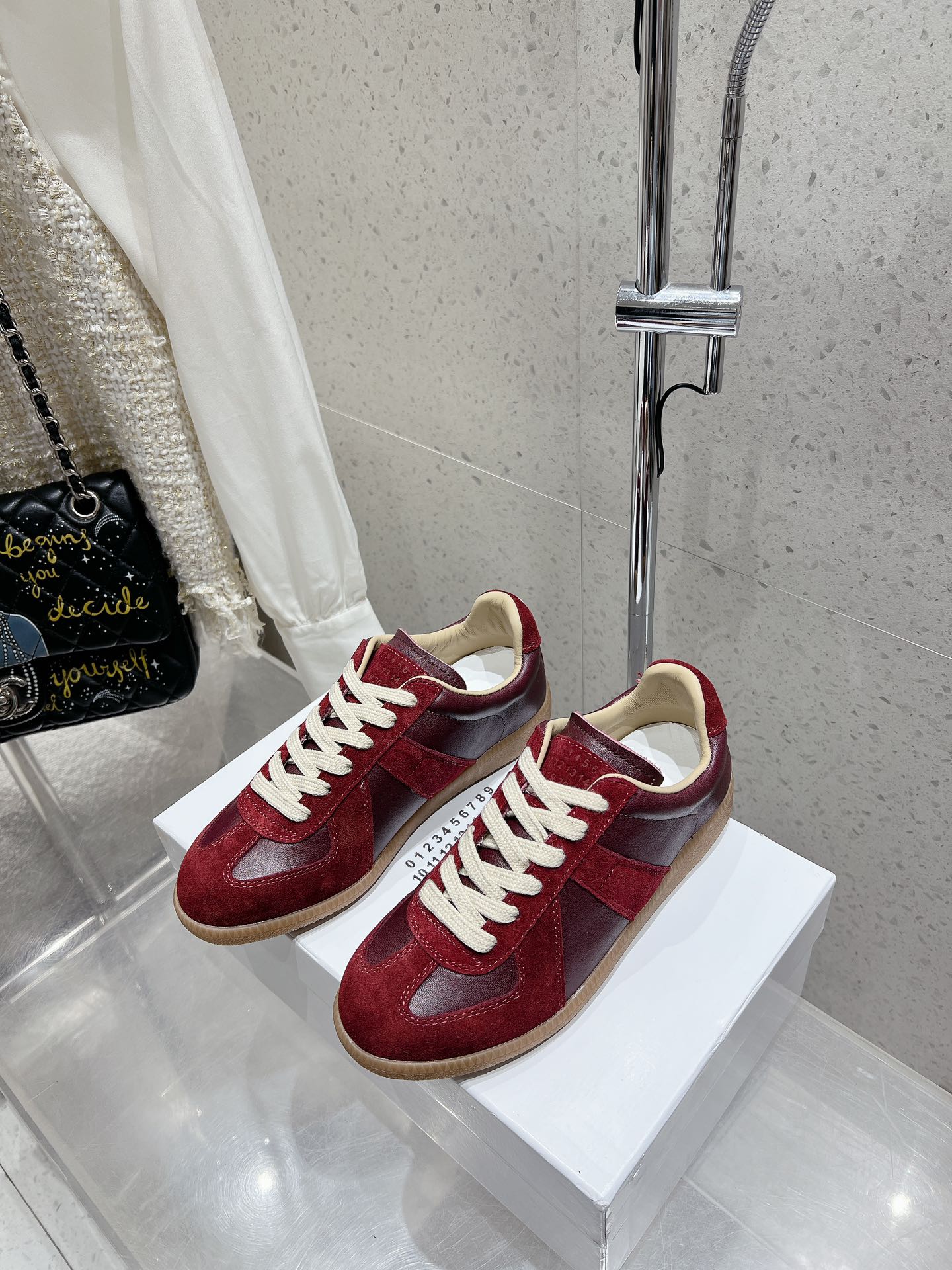 NO:442087,Couple model for women, men 10 Maison Margiela MM6 Couple model for knitted socks, casual sports shoes, original purchase and development, making goods, genius designer brand, a light luxury brand This German training shoes continues the classic T-shaped genuine leather splicing design, has been carefully improved by the design team many times, just to let you experience the most original military flavor~Material special materials/fabric surface, soft and delicate characteristics combined with fashionable and trendy fabric surface, making it both have super high softness and comfort, while maintaining good breathability. Comfort and texture parallel, easy to control any matching for all seasons. Delivery counter exquisite packaging Fabric cowhide/knitted wool Inner sheepskin Outsole original molded rubber material Sole thickness 2.5CM Size women's model 35-40 / Men's model 39-45 (Men's model 45  46 customized), casual shoes/sports shoes,masion margiela,masion margiela,sneakers,cowhide,sheepskin19860909情侣款女 男10 MaisonMargiela MM6 马吉拉 情侣款针织连袜漏孔德训鞋 休闲运动鞋 原版购入开发 做货 鬼才设计师品牌,一个轻奢品牌 这一款德国训练鞋延续了经典的T形真皮拼接设计,经过设计团队多次的精心改良,只为让您体验最原始的军旅味道~材质特殊材料/布面,柔软细腻的特点与时尚潮流的布面相结合,使其既有超高的柔软舒适度,又同时保持不错的透气性能~舒适与质感并行,轻松驾驭四季穿着任何搭配 配送专柜精美包装 面料牛皮/针织毛线 内里羊皮 大底原版开模橡胶材质 底厚2.5CM Size女款35-40 / 男款39-45（男款45 46定做）,休闲鞋/运动鞋,masion margiela,masion margiela,sneakers,cowhide,sheepskin,Women's Shoes