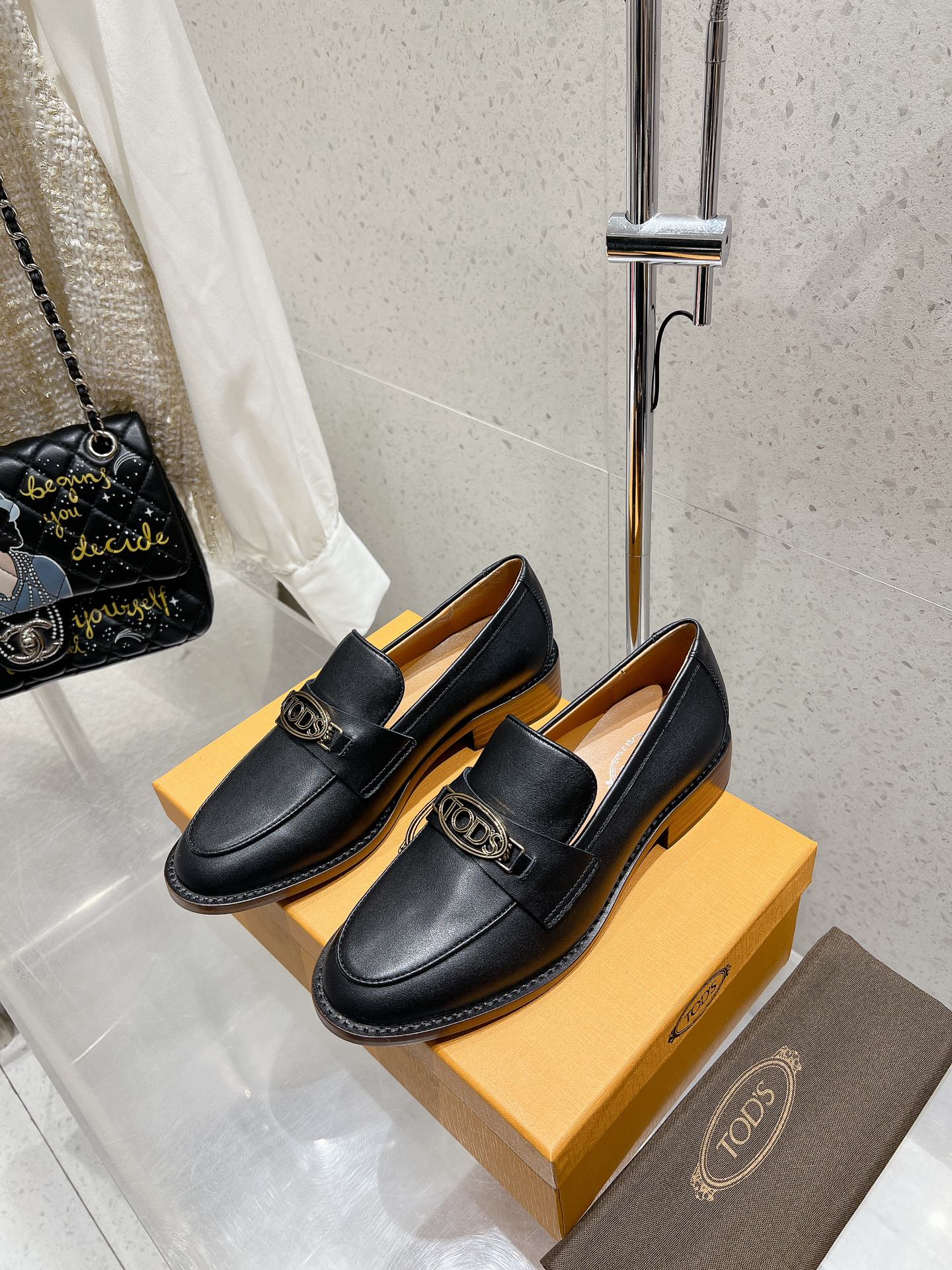 NO:441803,Top version TODS latest British retro loafers leather shoes Classic loafers, undefeated retro and fashionable, low-key and textured!  The upper is decorated with classic details and iconic metal accessories. The letters are novel, unique, and fashionable, and comfortable to wear!  Original custom cowhide fabric, original custom cowhide, outsole, original custom leather outsole, size 35-40 (40 custom made), loafers, Tod's, loafers, cowhide, Leather soles19860909顶级版本TODS 最新款英伦复古乐福鞋小皮鞋 经典的乐福鞋,不败的复古时髦,低调而有质感！鞋面缀以经典细节和标志性金属配件,字母新颖独特个性又时髦,上脚舒适！ 面料原版定制牛皮 内里原版定制牛皮 大底原版定制真皮大底 码数35-40（40定做）,乐福鞋,Tod's,loafers,cowhide,Leather soles,Women's Shoes