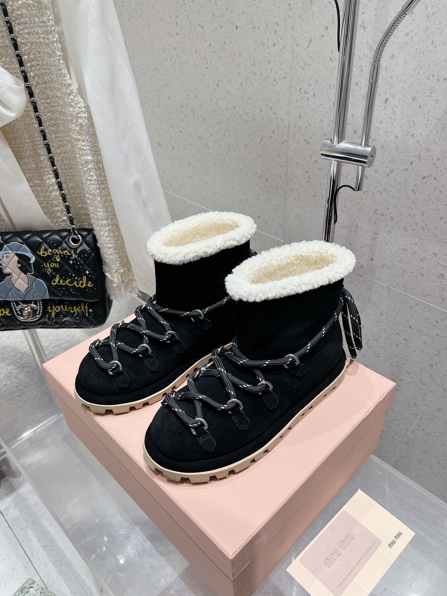 NO:460786,MIUMIU 2025ss autumn and winter show new snow boots. One of the most worth buying boots this year. Major internet celebrities have put on the foot. Miumiu's autumn and winter limited edition style, the counter is very difficult to buy. It looks very hard and is actually very soft and easy to wear!  Excellent feet feel!  The boots are wide and can be worn with thick legs and thin legs, and they can be loose and look straight!  !  Full of punk style!  Fabric: Italian imported high mercerized beef velvet inner wool lining outsole: Italian integrated molded outsole size 35-41 (40 41 custom made), boots, miumiu, boots19860909MIUMIU 2025ss秋冬走秀新款雪地靴 今年最值得入手的靴子之一 各大网红明星上脚 miumiu今年 秋冬限定款 ,专柜非常难买 看着很硬的样子 其实非常软巨好穿！脚感超赞！ 靴筒宽大 不管腿粗腿细 都能穿出宽松感而且非常显腿直！！朋克风十足！ 面料: 意大利进口高丝光牛反绒 内里羊毛里 大底:意大利一体成型大底 码数35-41（40 41定做）,靴子,miumiu,boots,Women's Shoes
