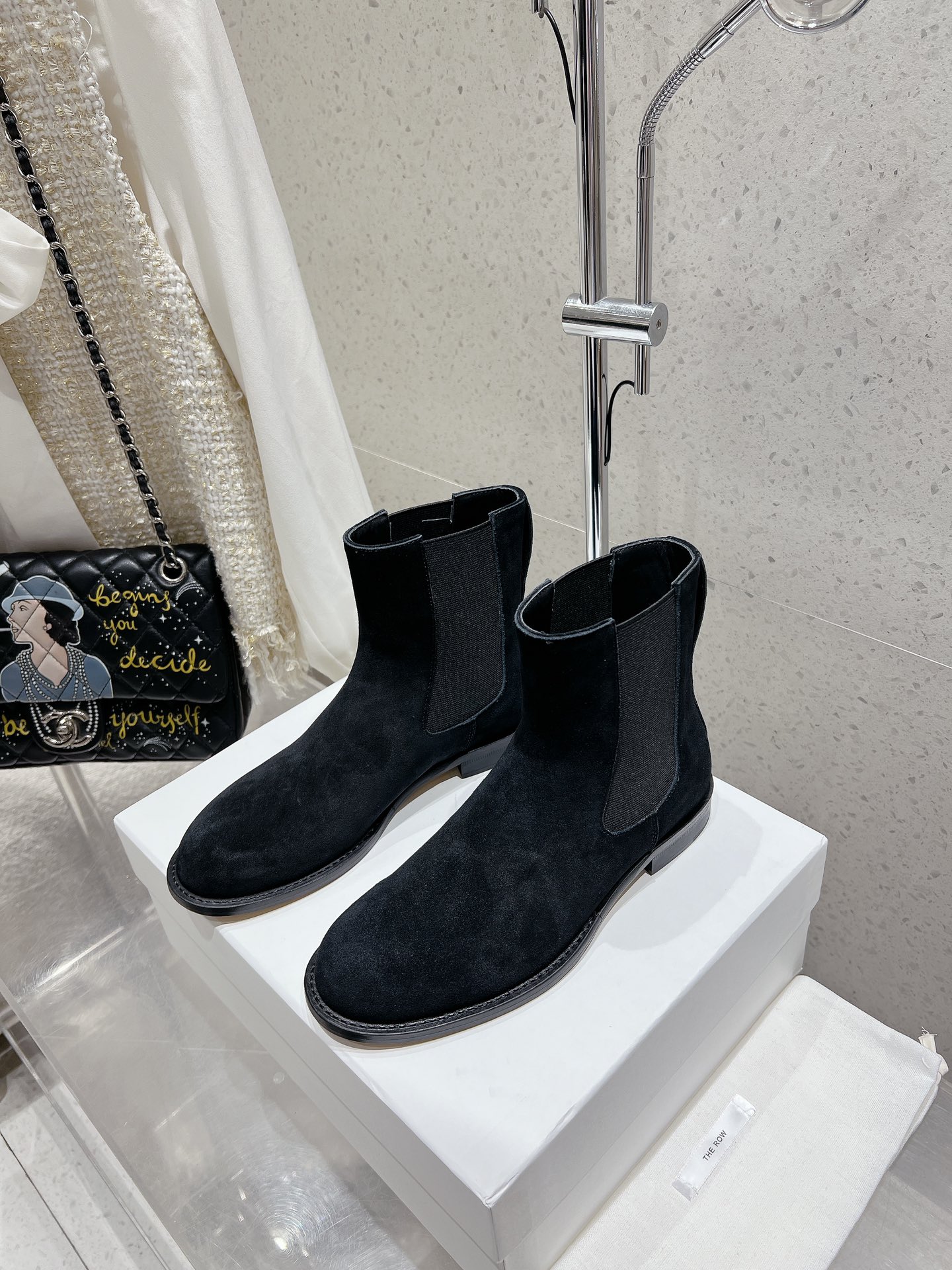 NO:460719,Suede Calfskin 370 THEROW 2025ss New round toe in autumn and winter, elastic and short boots. The row has never lost in creating a sense of high-end. A pair of simple and capable, low-key and fashionable boots. There is no bright colors and complicated design. With just a 2cm small heel and neat and fashionable square head design, you can fully open your aura and have a full sense of high-end!  Original custom imported calfskin/imported suede fabric sheepskin lining Italian imported leather sole Size35-40 (40 can be customized without return), boots, boots, cowhide, sheepskin, chamois leather, Leather soles19860909麂皮 小牛皮370 THEROW 2025ss 秋冬新款圆头 松紧一脚蹬 短靴 The row在打造高级感这点从来就没输过 一双简约干练 低调时髦的靴子 没有鲜艳的色彩和繁杂的设计 仅凭2cm的小跟和利落时髦的方头设计 就能气场全开,高级感十足！ 原版订制进口小牛皮/进口麂皮面料 羊皮内里 意大利进口真皮大底 Size35-40（40可订做不退换）,靴子,boots,cowhide,sheepskin,chamois leather,Leather soles,Women's Shoes