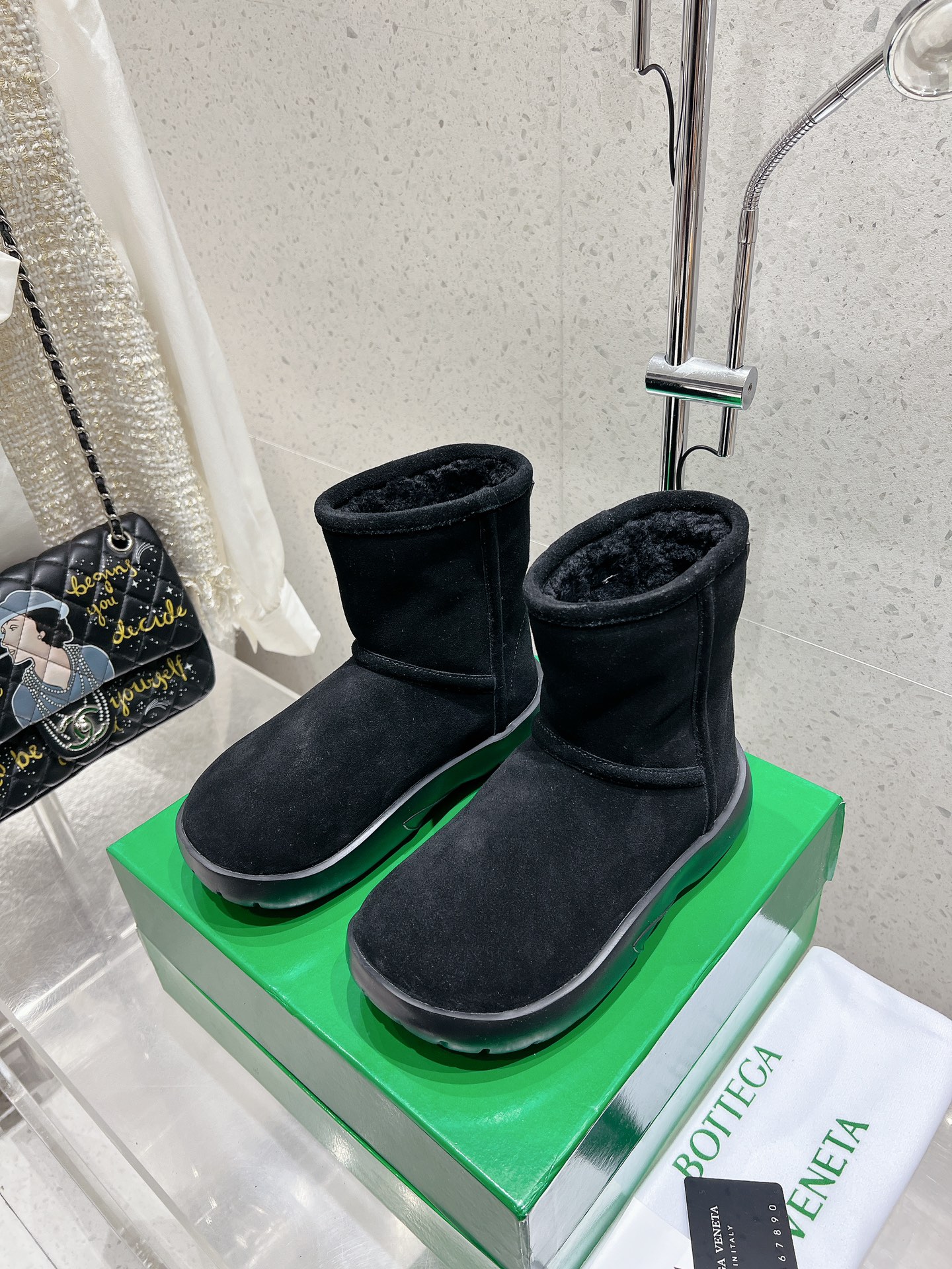 NO:460801,Low tube 250 medium tube Baodiejia bv autumn and winter new round-toe simple snow boots fur short boots ins super popular, European and American street shots are super high, the highest version is on sale, round and fat shoes, very hidden after wearing them, original imported beef reverse suede fabric, shiny, super texture, all imported lamb wool, wool is 2cm thick, comfortable and warm, completely wintered in the north, customized original anti-slip eva sole!  Lightweight and non-slip size women's size 35-40, boots, bottega veneta, bottega veneta, boots, chamois leather19860909低筒250 中筒  葆蝶家bv秋冬新款圆头简易雪地靴毛毛短靴 ins上超火 欧美街拍出镜率超高 最高版本发售 圆圆胖胖的鞋型 穿上之后非常的藏肉 原版进口牛反绒麂皮面料 有光泽 超有质感 内里垫脚全进口羊羔毛 羊毛足足2cm厚 舒适保暖 北方过冬完全 定制原版防滑eva大底！轻便防滑 size女码35-40,靴子,bottega veneta,bottega veneta,boots,chamois leather,Women's Shoes