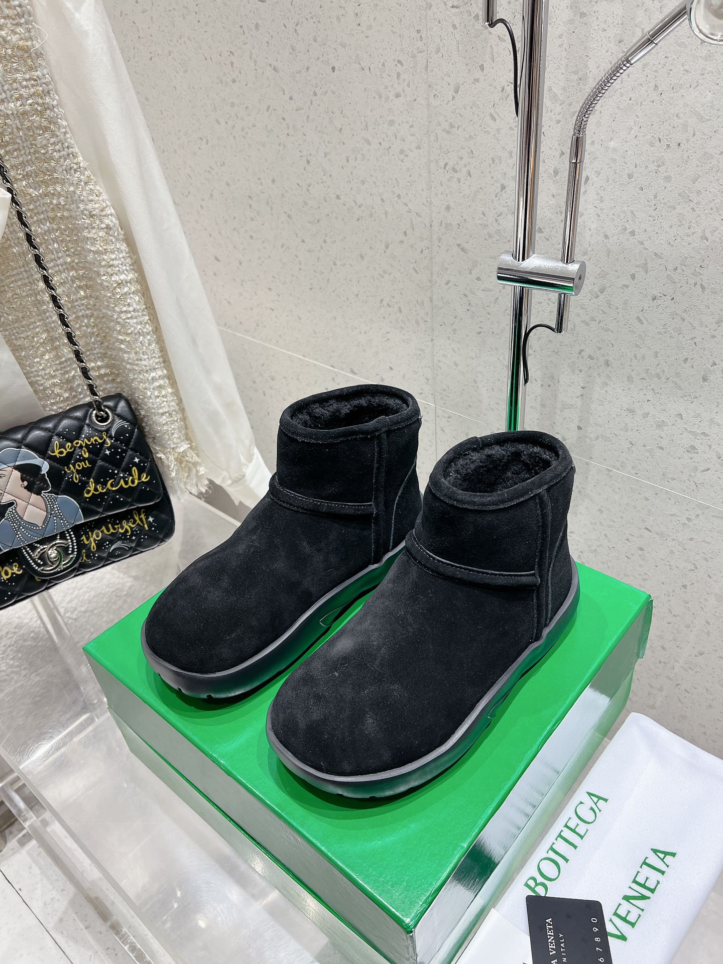 NO:460806,Low tube, medium tube 260 Baodiejia BV autumn and winter new round-toe simple snow boots and fur short boots ins are super popular. European and American street shots are super high. The highest version is available. Round and fat shoes are very hidden after wearing them. Original imported beef reverse suede fabric, shiny and super texture. The inner foot pads are fully imported lamb wool. The wool is 2cm thick. Comfortable and warm. The winter in the north is completely customized. The original anti-slip eva sole!  Lightweight and non-slip size women's size 35-40, boots, bottega veneta, bottega veneta, boots, chamois leather19860909低筒 中筒260  葆蝶家bv秋冬新款圆头简易雪地靴毛毛短靴 ins上超火 欧美街拍出镜率超高 最高版本发售 圆圆胖胖的鞋型 穿上之后非常的藏肉 原版进口牛反绒麂皮面料 有光泽 超有质感 内里垫脚全进口羊羔毛 羊毛足足2cm厚 舒适保暖 北方过冬完全 定制原版防滑eva大底！轻便防滑 size女码35-40,靴子,bottega veneta,bottega veneta,boots,chamois leather,Women's Shoes