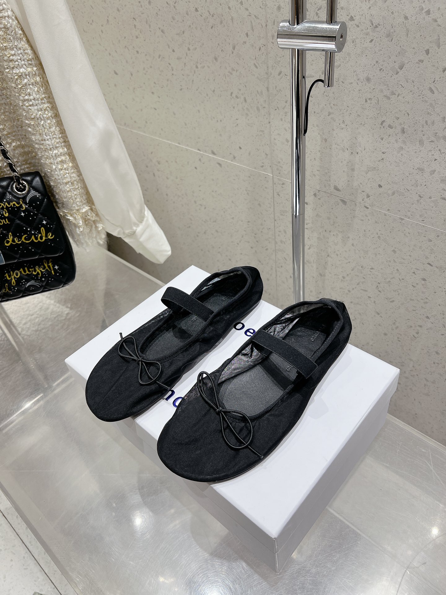 NO:441773,Sheepskin 280 meshed proenza schouler autumn and winter new flat bow Mary Jane ballet shoes always have a magic that gives women independence and confidence temperament. This is it. Today, this Mary Jane is closed directly and it is very soft. The bun shoes are very comfortable and easy to wear. This single shoe is versatile all year round. It looks very beautiful with socks in autumn and winter, full of girlishness! Fat and thin feet can be worn without picking on the feet. Upper | Imported lambskin/mesh inner | Imported grain mixed-bred sheepskin foot pads | Imported grain mixed-bred sheepskin Outsole | genuine leather outsole Heel height | Flat sole Size | 35-39 (40 41 custom made), ballet shoes, mary jane, sheepskin, Leather soles, socks19860909羊皮面280 网纱面 proenza schouler秋冬新款平底蝴蝶结玛丽珍芭蕾单鞋 永远都有种赋予女性独立而自信气质的魔力这就是, 今天这款玛丽珍直接闭眼入它鞋底非常柔软,包子鞋特别舒适好穿, 这种单鞋一年四季都百搭,秋冬搭配袜子都很好看, 少女感满满!胖瘦脚型 可以穿不挑脚 鞋面|进口小羊皮/网纱 内里|进口粒面混种羊皮 垫脚|进口粒面混种羊皮 大底|真皮大底 跟高|平底 码数|35-39（40 41定做）,芭蕾舞鞋,mary jane,sheepskin,Leather soles,socks,Women's Shoes