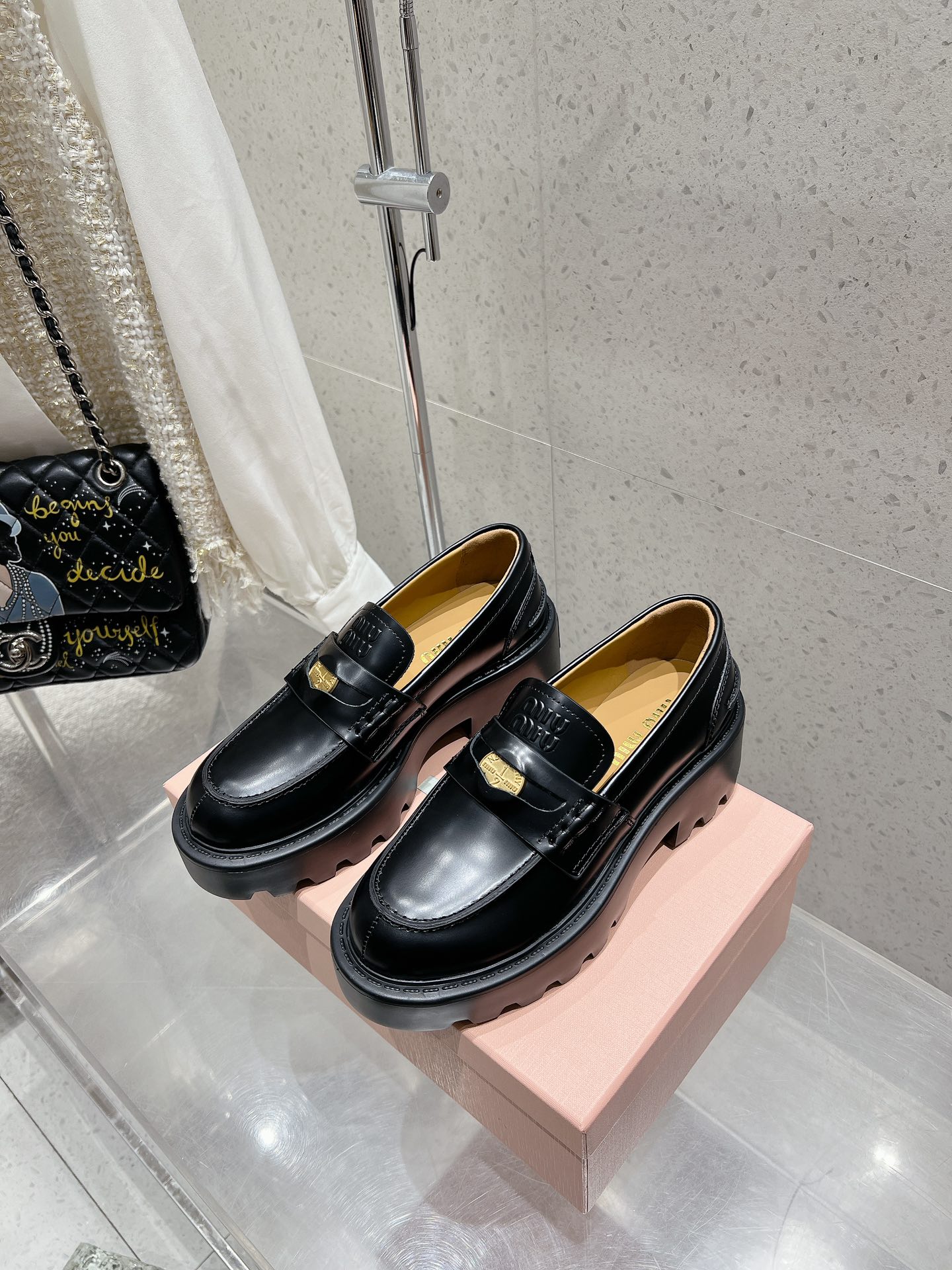 NO:441786,Miumiu's new thick-soled gold coin loafers, this one is so beautiful, it's invincible, no matter how you wear it, it looks super good. The coin design is very retro and fashionable!  It is still a classic gold coin design~ The leather is super textured. The thick sole is taller and shorter people love it~ It is very comfortable to wear on the feet and makes the feet look thin. I have to say that the design of Miu is really aroused by girls. zp custom-made beaded cowhide patent leather rubbed leather zp custom cowhide inner zp open mold original outsole size35-40 (customized for 40), loafers, miumiu, loafers, cowhide19860909miumiu新款厚底金币乐福鞋,这一款也太美了吧无敌搭配怎么穿都超级好看 钱币的设计很复古很时尚！ 依然是经典金币设计～ 皮质超有质感 厚底增高矮个子爱了～ 上脚超舒服,还很显脚脚瘦 不得不说miu的设计真的很抓女孩子的心 zp定制开边珠牛皮漆皮擦色皮 zp定制牛皮内里 zp开模原版大底 size35-40（40定做）,乐福鞋,miumiu,loafers,cowhide,Women's Shoes