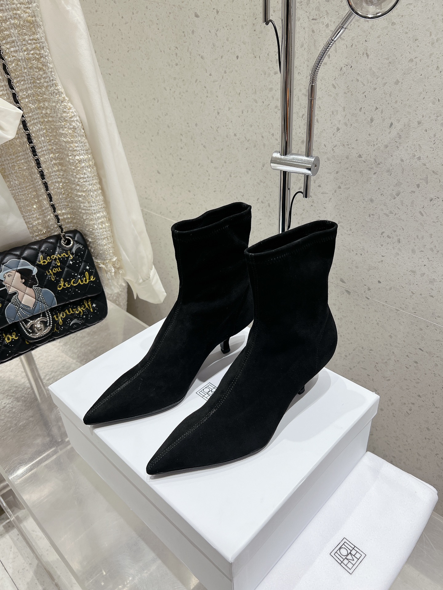 NO:460714,Toteme new autumn and winter pointed cat heel elastic short boots, exquisite shoe shape, pointed toe design, retro and elegant!  The shape is accurately copied from the original version, and we only follow the original silhouette!  Perfectly shaping the legs, making your feet look very slim. It is easy to wear and versatile, and it feels cool and sexy!  The upper is imported sheepskin/Yangjing. The inner lining is imported sheepskin. The sole is imported from Italy. The size is 35-39 (customized for 40), boots, boots, cowhide, sheepskin, sheep19860909Toteme 秋冬新品尖头猫跟弹力短靴 鞋型秀气,尖头设计 复古优雅！ 形体按原版精准拷贝,我们只遵循原版廓形！ 完美修饰腿型,上脚非常显瘦 好穿又百搭,感觉又高冷又性感！ 鞋面采用进口羊皮/羊京 内里是进口羊皮 鞋底意大利进口牛皮大底 码数35-39（40定做）,靴子,boots,cowhide,sheepskin,sheep,Women's Shoes