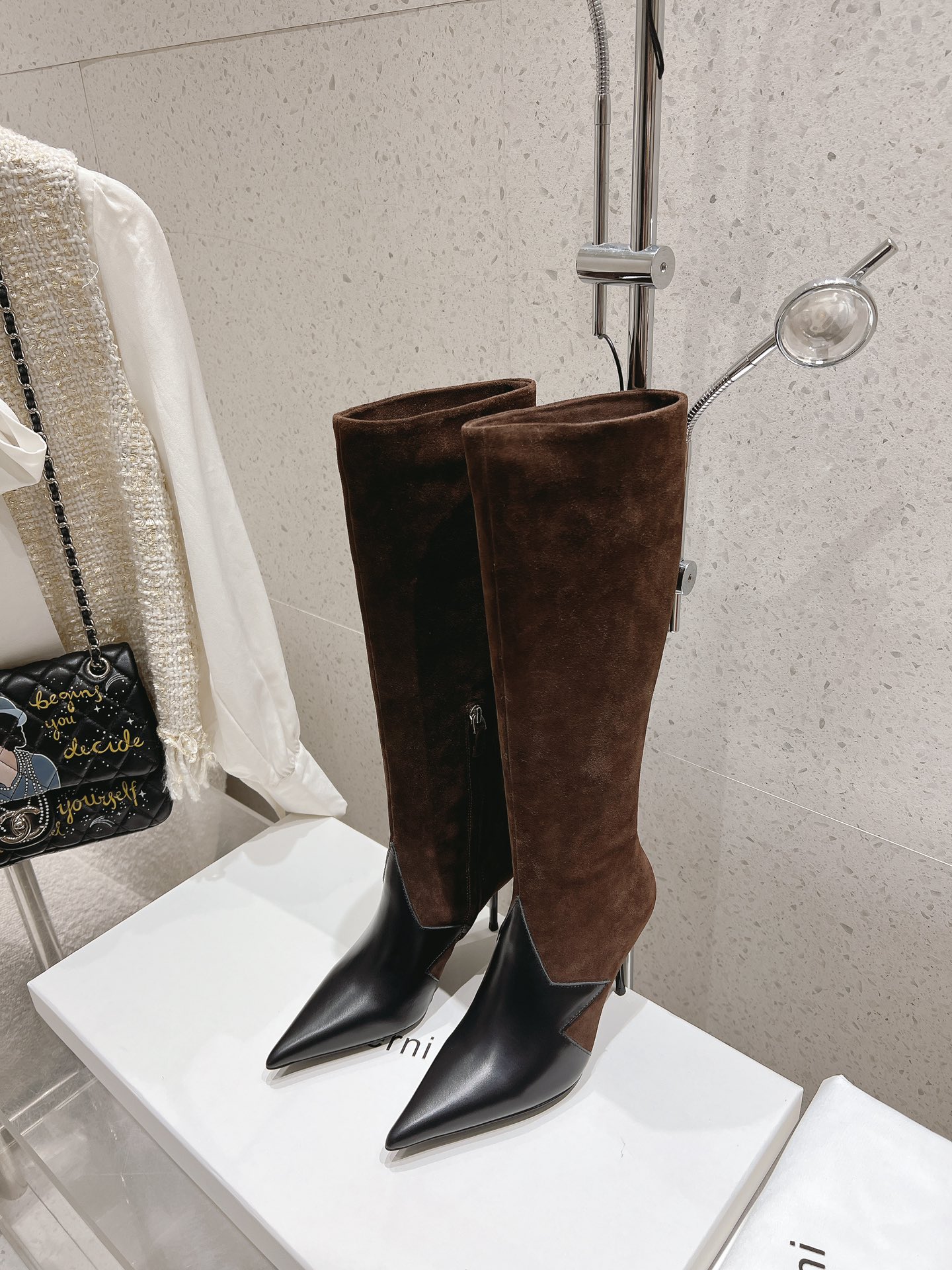 NO:460768,Top version Coperni niche trendy brand 2025 ss autumn and winter new high-heeled boots, unique designer style, swept the entire fashion circle with unique shape, imported calf suede/cow patent leather, inner footbed cowhide, heel height 9cm, original leather soles, size 35-40 (40 customized, non-return and exchange), boots, boots, cowhide, chamois leather, Leather soles19860909顶级版本 Coperni 小众潮牌 2025 ss秋冬新款高跟长靴 脱俗别致的设计师风格 以独特的造型迅速席卷整个时尚圈 鞋面进口小牛麂皮/牛漆皮 内里垫脚牛皮 跟高9cm 大底原版真皮大底 码数35-40（40订做不退换）,靴子,boots,cowhide,chamois leather,Leather soles,Women's Shoes