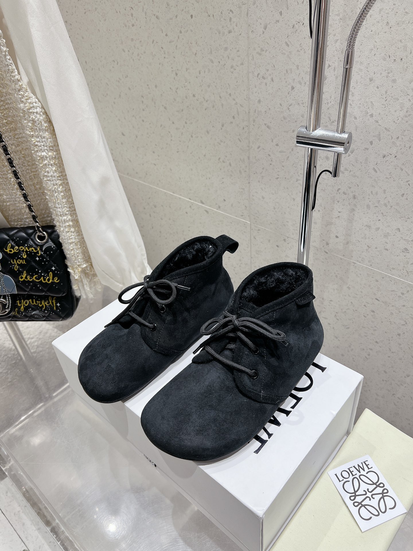 NO:460783,Top version Loewe LOEWE star's latest wool integrated snow boots!  Super texture, a high-end product on the feet, using the original one-to-one wool integrated, it is very comfortable to wear. Big head design Size: 35-40 (40 41 custom made), boots, loewe, loewe, boots19860909顶级版本 罗意威LOEWE明星同款最新款羊毛一体雪地靴！质感超级奈斯,上脚一个高端产品,选用原版一比一羊毛一体,上脚非常舒适 大头的设计 Size: 35-40（40 41定做）,靴子,loewe,loewe,boots,Women's Shoes