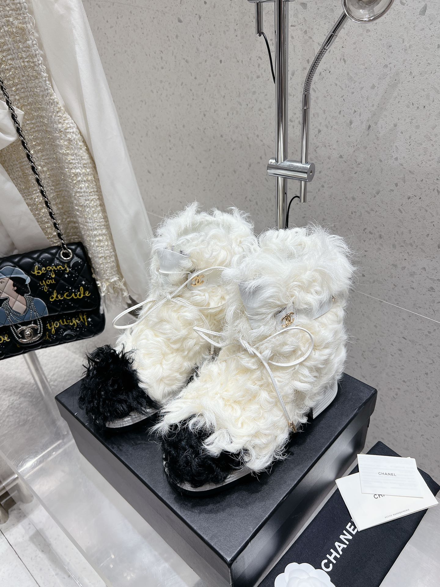 NO:461891,Short boots, high boots, Chanel coco wool boots, the upper is made of haute fur coat, the upper is expensive, but the feel is super good, ordinary wool cannot compare to, close the eyes and it is high-end genuine leather sole, imported wool upper, original open molded sole, sole height 5CM Size: 35-40 (40 41 custom-made, non-return and exchange), boots, chanel, chanel, boots, Leather soles19860909短靴 高靴 Chanel香奈儿 coco羊毛靴 鞋面采用高定皮草大衣的羊毛 价格昂贵但是手感脚感都超级好 普通的羊毛根本比不了 闭眼入就是高级 真皮大底 鞋面进口羊毛 大底原版开模大底 底高5CM Size:35-40（40 41定制不退换）,靴子,chanel,chanel,boots,Leather soles,Women's Shoes