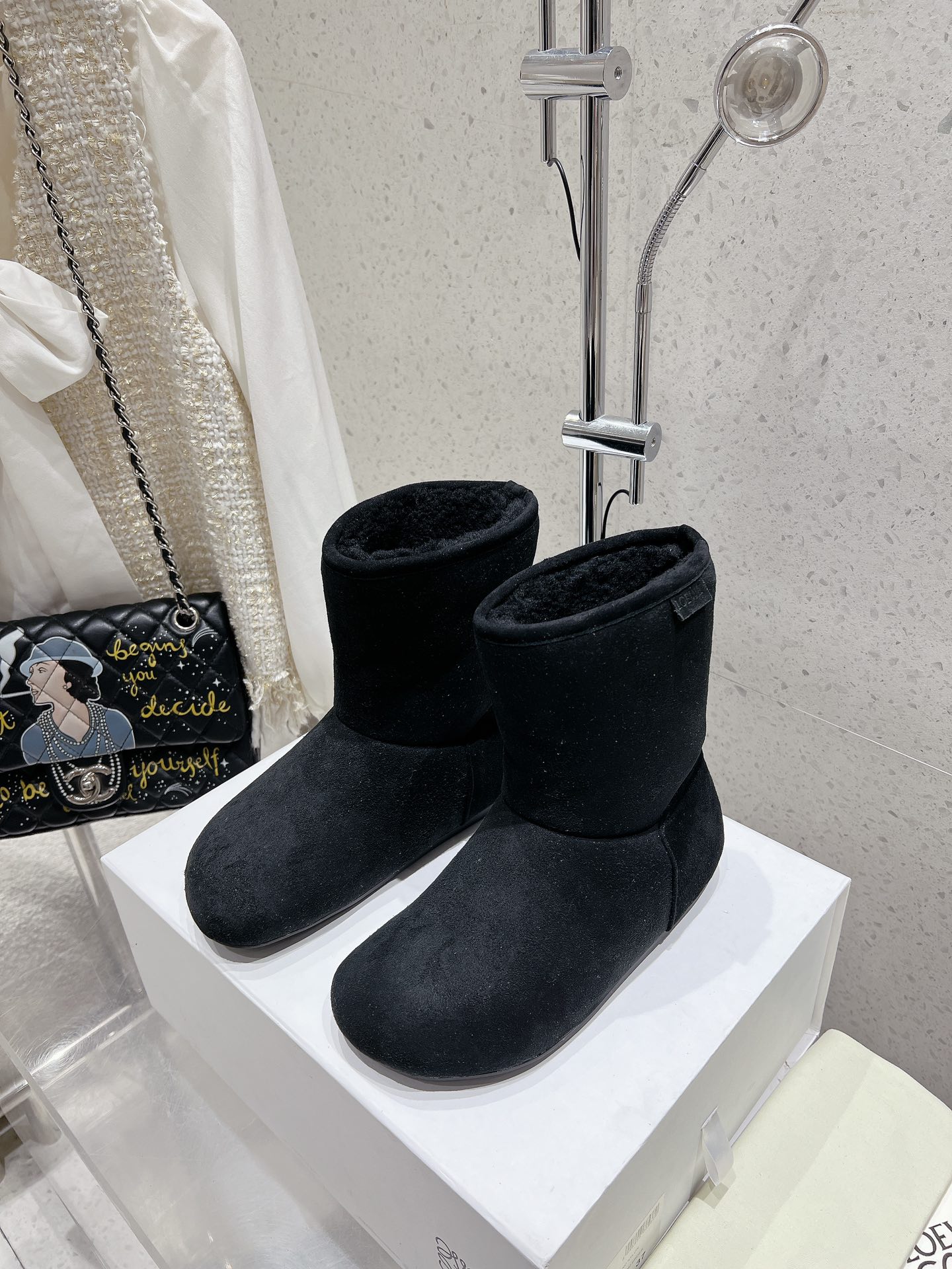 NO:460775,Top version of Loewe LOEWE star latest wool integrated snow boots!  Super texture, a high-end product on the feet, using the original one-to-one wool integrated, it is very comfortable to wear. Big head design Size: 35-40 (40 41 custom made), boots, loewe, loewe, boots19860909顶级版 罗意威LOEWE明星同款最新款羊毛一体雪地靴！质感超级奈斯,上脚一个高端产品,选用原版一比一羊毛一体,上脚非常舒适 大头的设计 Size: 35-40（40 41定做）,靴子,loewe,loewe,boots,Women's Shoes