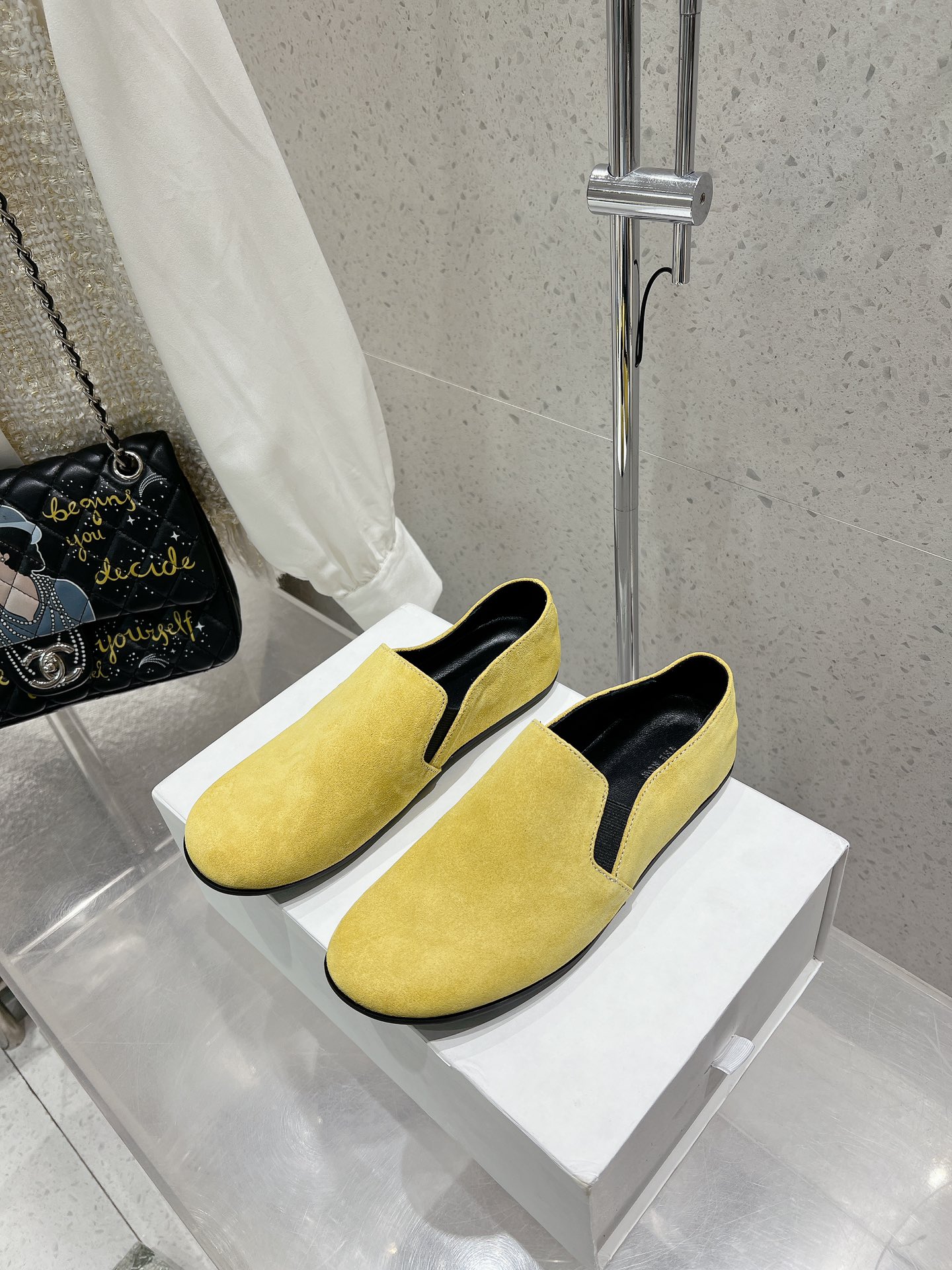 NO:410874,THEROW round-toe loafers flat-sole shoes. French elegant temperament is online, high-end and fashionable, salty or sweet, literary and elegant!  Wearable items in all seasons, buckle design, easy to wear and look good, Fengmo's global classic works, soft and delicate sheepskin fabric makes this ballet immediately unique and very textured. The upper is imported suede, the inner foot pad is soft sheepskin, and the ultra-thin wear-resistant rubber sole. size35-39 (40 can be customized, no return or exchange), loafers, loafers, sheepskin, chamois leather19860909THEROW圆头一脚蹬乐福鞋平底单鞋.法式优雅气质在线、高级又时髦,可盐可甜,文艺又气质！四季可穿的单品,挂扣设计,好穿又好看,风魔全球经典著作,柔软细腻羊皮面料让这款芭蕾舞 立马变得与众不同,非常的有质感.鞋面采用进口麂皮,内里垫脚为柔软羊皮,超薄耐磨橡胶大底. size35-39（40可定做,不退换）,乐福鞋,loafers,sheepskin,chamois leather,Women's Shoes