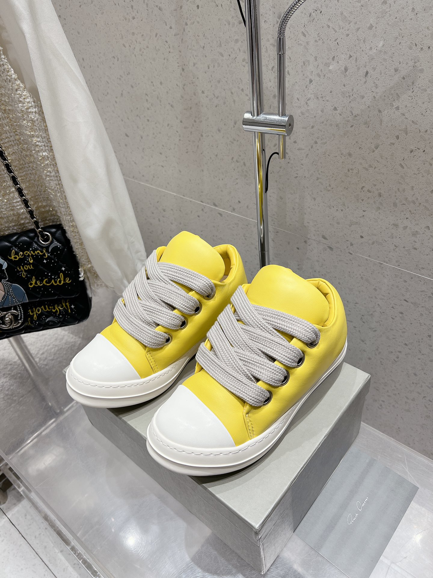 NO:441792,Couple style Rick Owens strappy bread shoes. Small bread is cute and trendy and cool. It is really a fashionable weapon for early spring!  Fully fit, easy to get rid of the passerby feeling. The leather is also soft and the materials are quite exquisite. The cute feet are cute and the insoles are soft and comfortable! Material lambskin surface/cloth surface inner sheepskin inner footbed, large sole TPU sole size 36-40 (40 custom-made, non-return and exchange for men, 38-46 (45.46 custom-made, non-return and exchange for men), casual shoes/sports shoes, sneakers, sheepskin19860909情侣款 Rick Owens 欧文斯绑带面包鞋 小面包可可爱爱又潮潮酷酷 真的是早春的时尚利器呢！穿搭适配度满分 轻松摆脱路人感 皮质也是软呼呼的,用料相当考究 上脚萌萌的很可爱 鞋垫软软的很舒适! 材质小羊皮面/布面 内里羊皮内里垫脚 大底TPU大底 码数女36-40（40定制不退换 男38-46（45.46定制不退换）,休闲鞋/运动鞋,sneakers,sheepskin,Women's Shoes