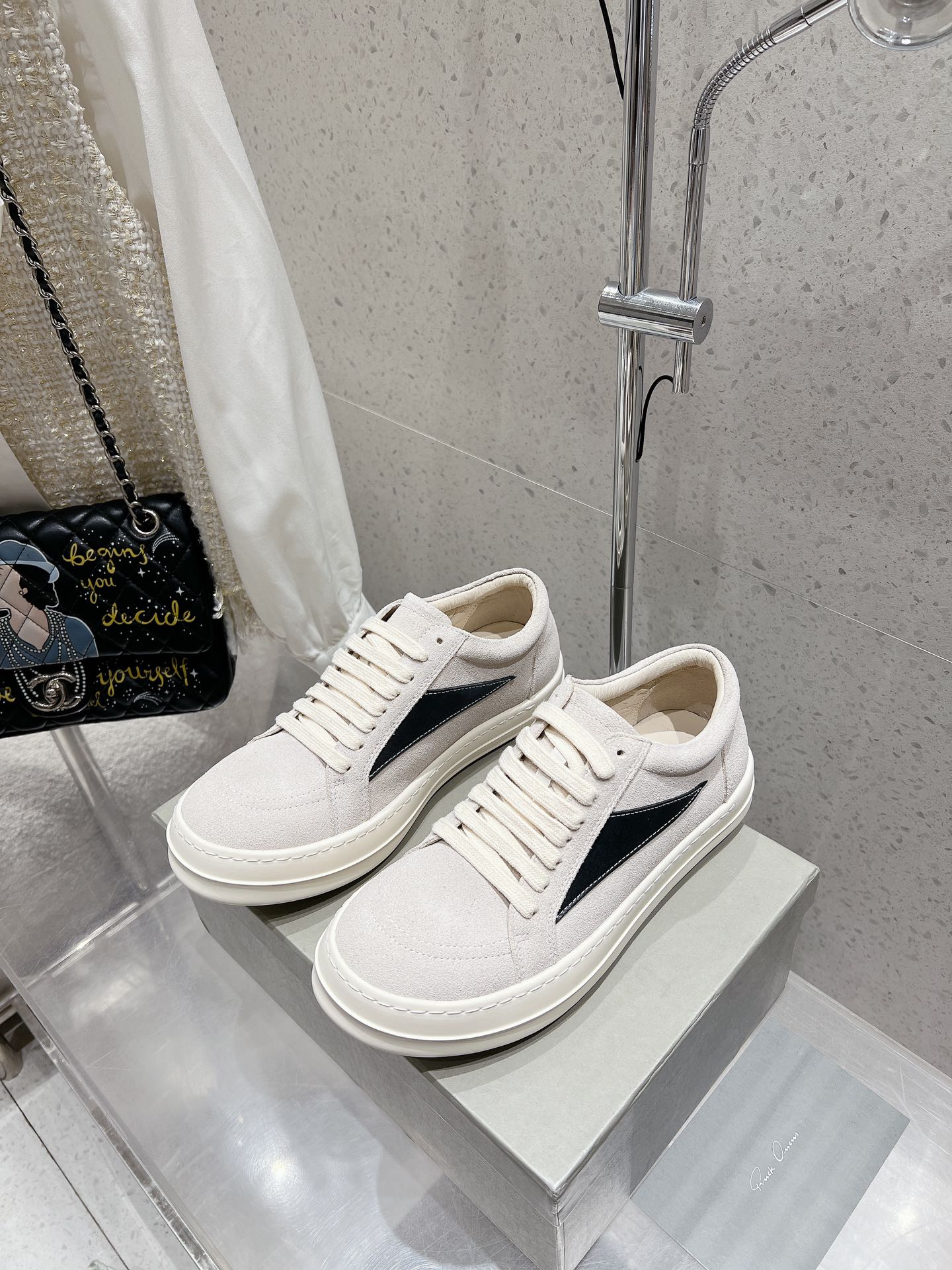 NO:441814,Couple model Rick Owens New Couple model retro shoe dark series casual sneakers Original purchase and development Making goods Master the tacit understanding of fashion, use full-grain calfskin, exuding high-end light of quality and unique design. Every inch of calfskin is synonymous with luxury, soft touch and aristocratic atmosphere. This is not only a material, but also a perfect pursuit of fashion taste. Match your trendy outfits to instantly improve the overall quality. Upper imported suede/imported calfskin/original mold opening fabric imported silk sheepskin outsole outsole Size women 36-39 (40 customized) Men 38-44 (45 46 customized), casual shoes/sports shoes, sneakers, cowhide, sheepskin, chamois leather19860909情侣款 Rick Owens欧文斯 新款情侣款复古板鞋黑暗系 休闲运动鞋 原版购入开发 做货 掌握时尚的默契,采用全粒面小牛皮,散发出品质与独特设计的高级光芒. 每一寸的小牛皮,都是奢华的代名词,触感柔软,充满贵族气息.这不仅仅是一款材质,更是对时尚品位的完美追求. 搭配你的潮流穿搭,瞬间让整体品质提升. 鞋面进口麂皮/进口小牛皮/原版开模布料 内里进口丝绸羊皮 大底原版开模橡胶大底 Size女36-39（40定做） 男38-44（45 46订做）,休闲鞋/运动鞋,sneakers,cowhide,sheepskin,chamois leather,Women's Shoes